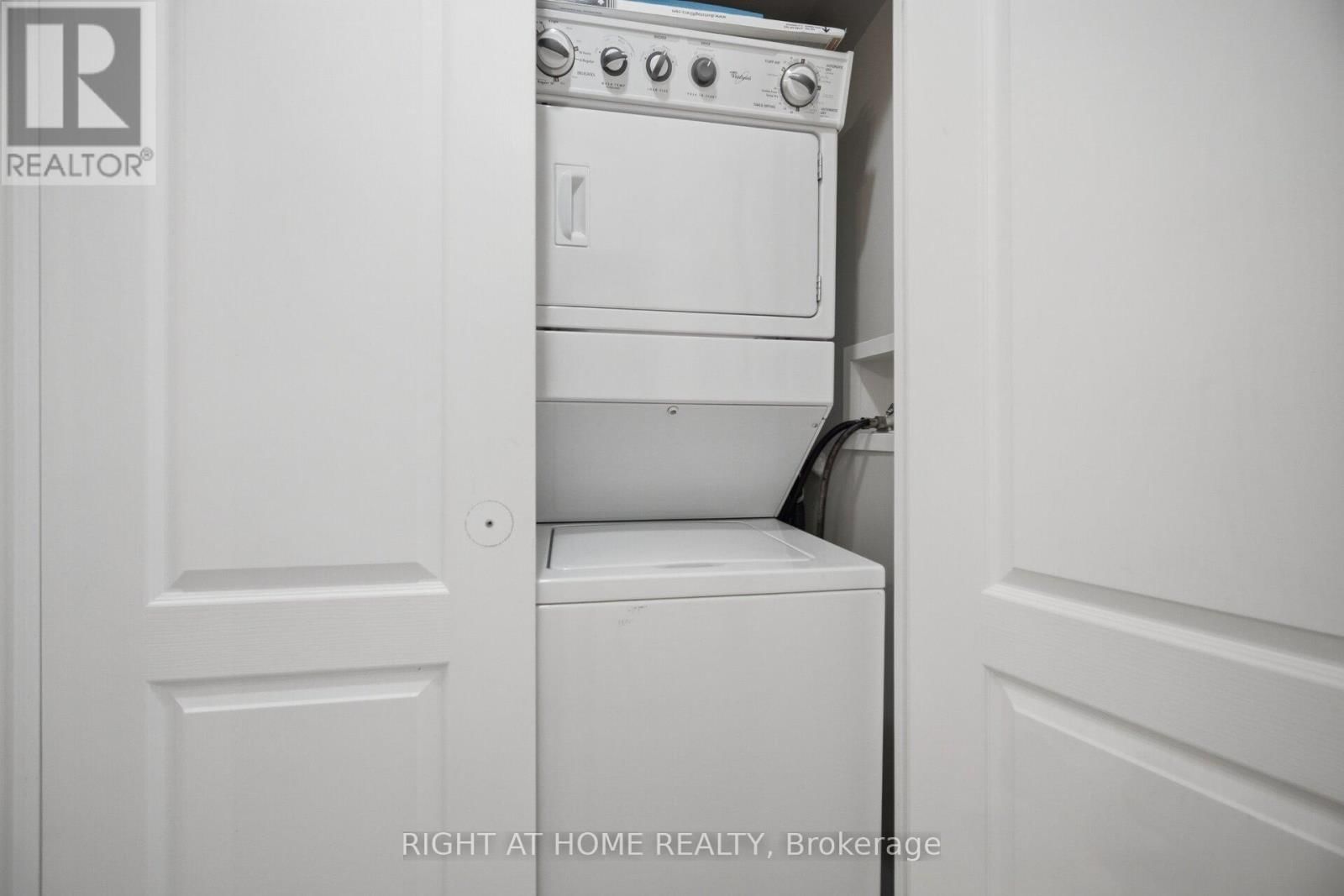 1010 - 88 PROMENADE CIRCLE Image 32