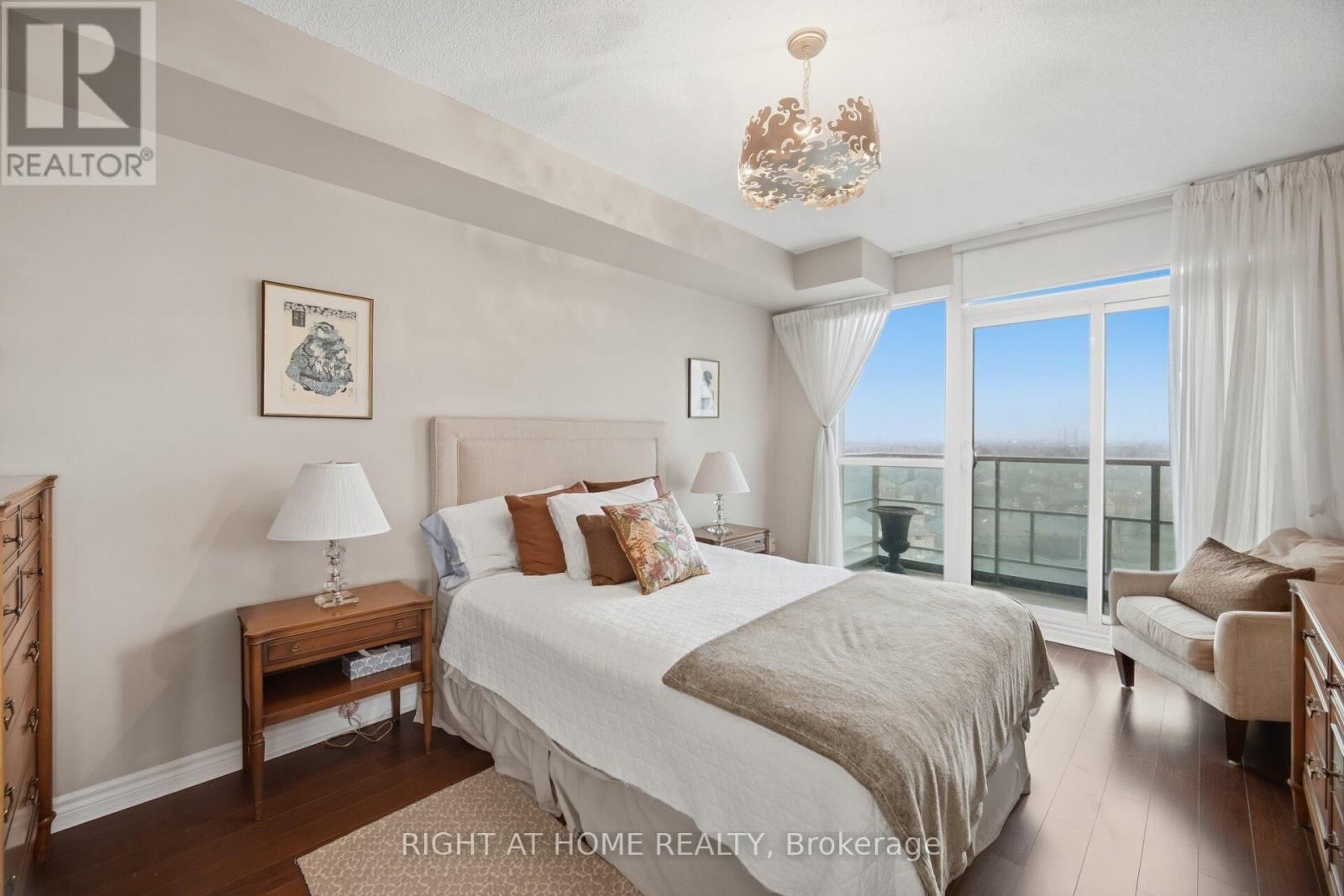 1010 - 88 PROMENADE CIRCLE Image 33