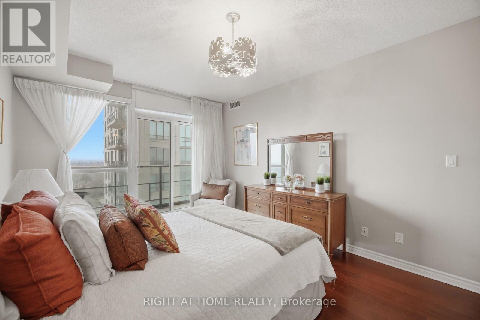 1010 - 88 PROMENADE CIRCLE Image 34