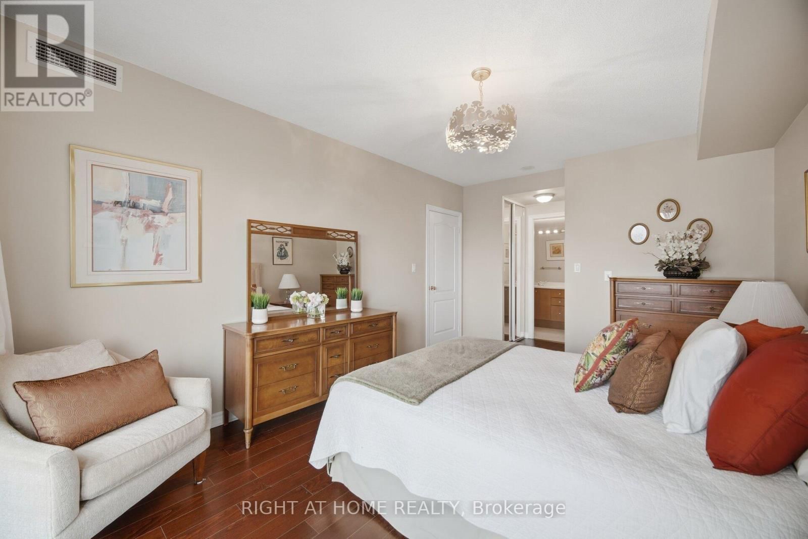 1010 - 88 PROMENADE CIRCLE Image 35