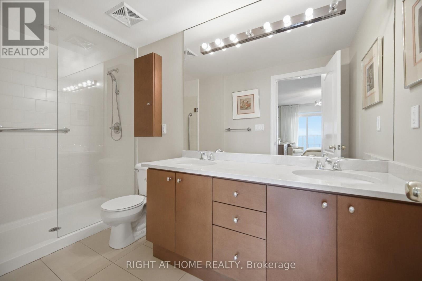 1010 - 88 PROMENADE CIRCLE Image 36