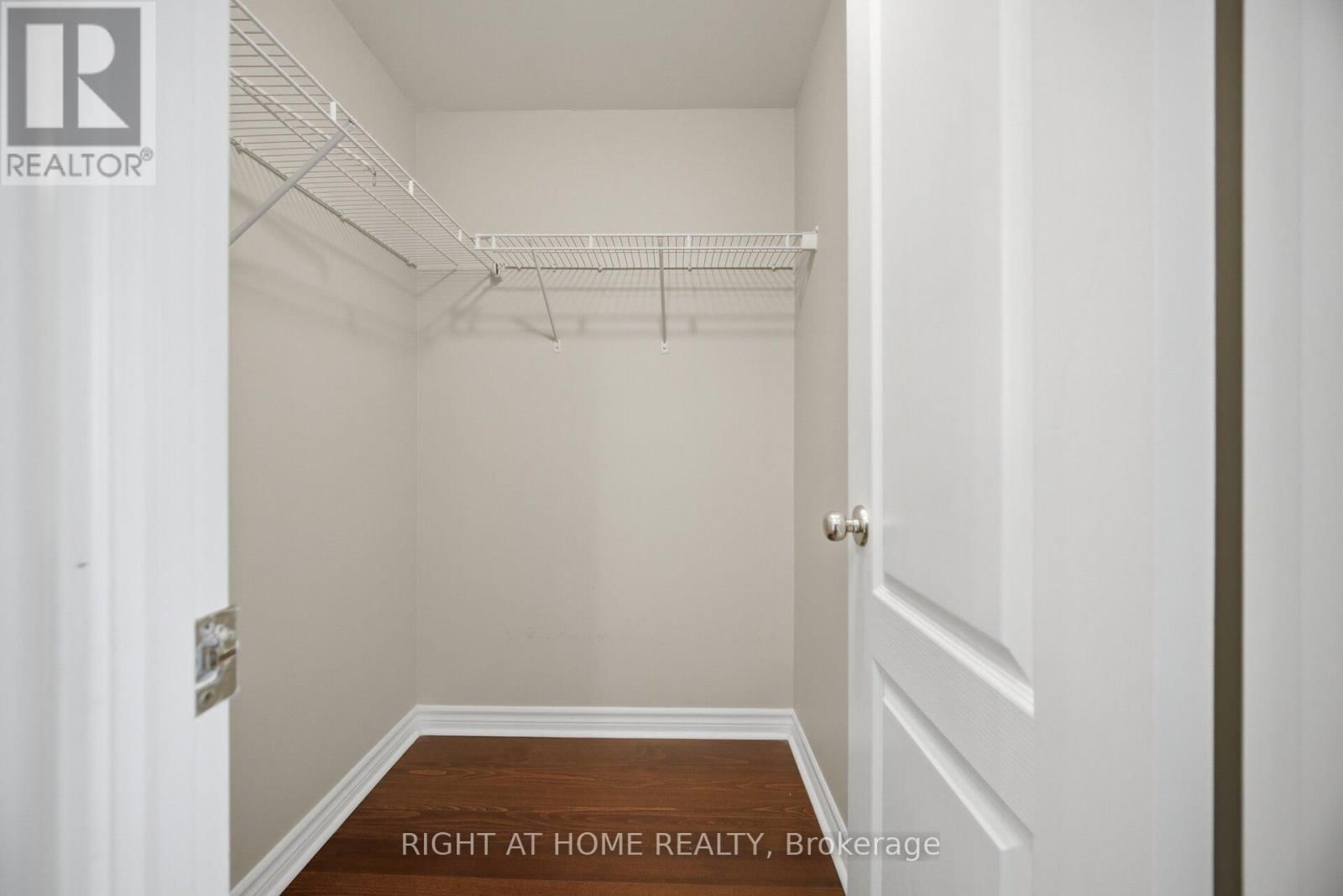 1010 - 88 PROMENADE CIRCLE Image 37