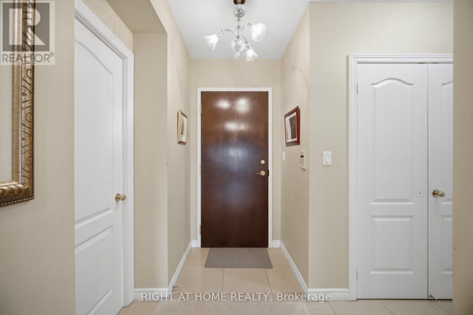 1010 - 88 PROMENADE CIRCLE Image 8