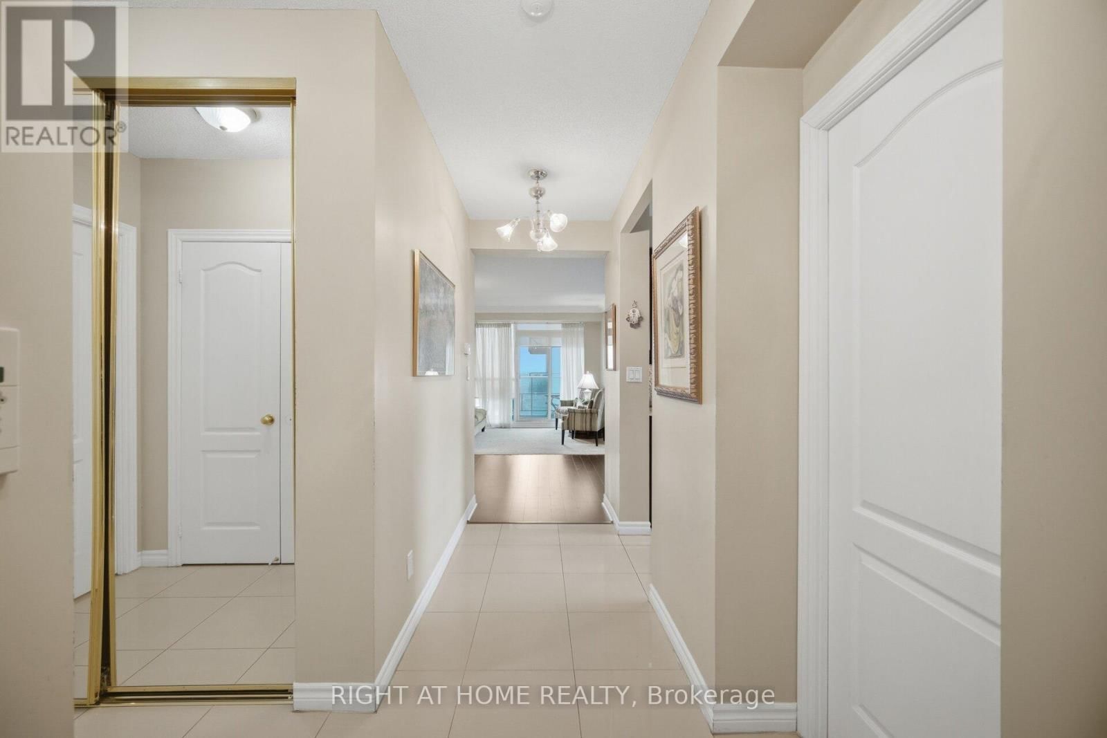 1010 - 88 PROMENADE CIRCLE Image 9