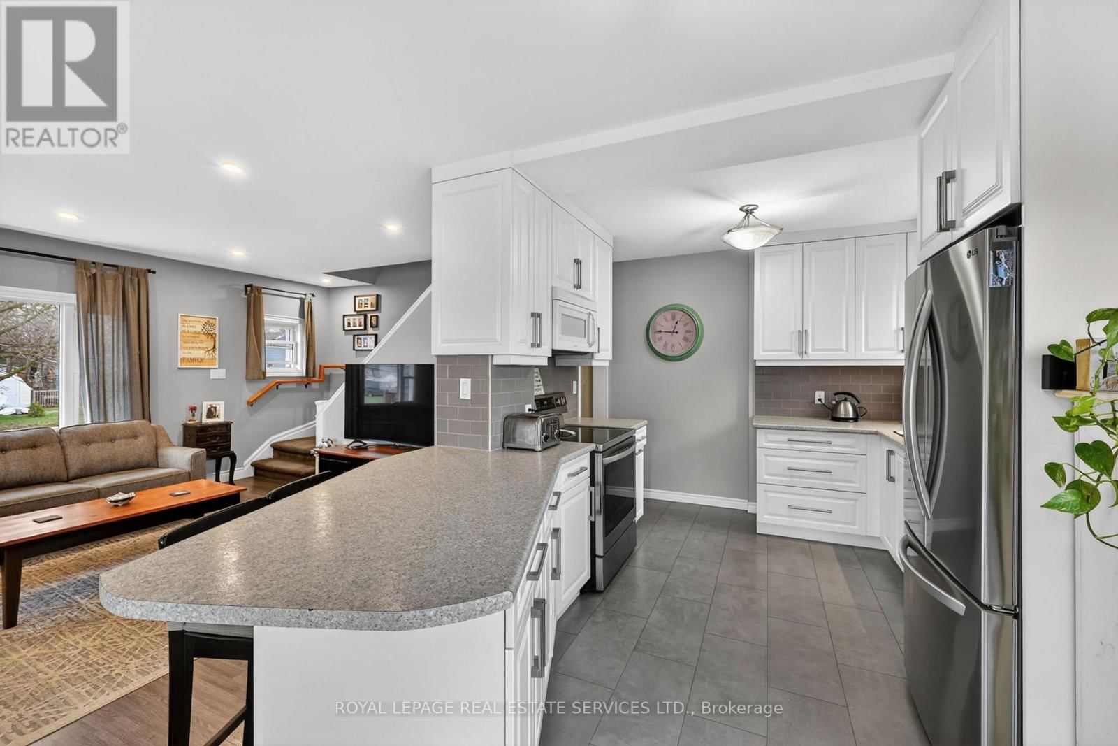 71 CENTRE STREET SOUTH Image 13