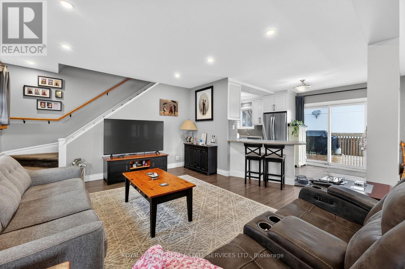 71 CENTRE STREET SOUTH Image 9