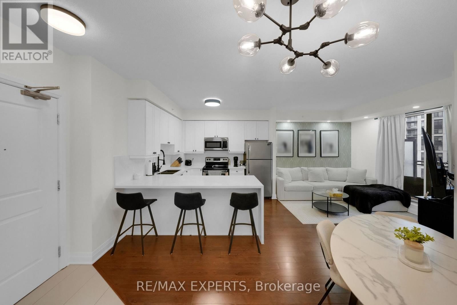 606 - 24 WOODSTREAM BOULEVARD Image 2