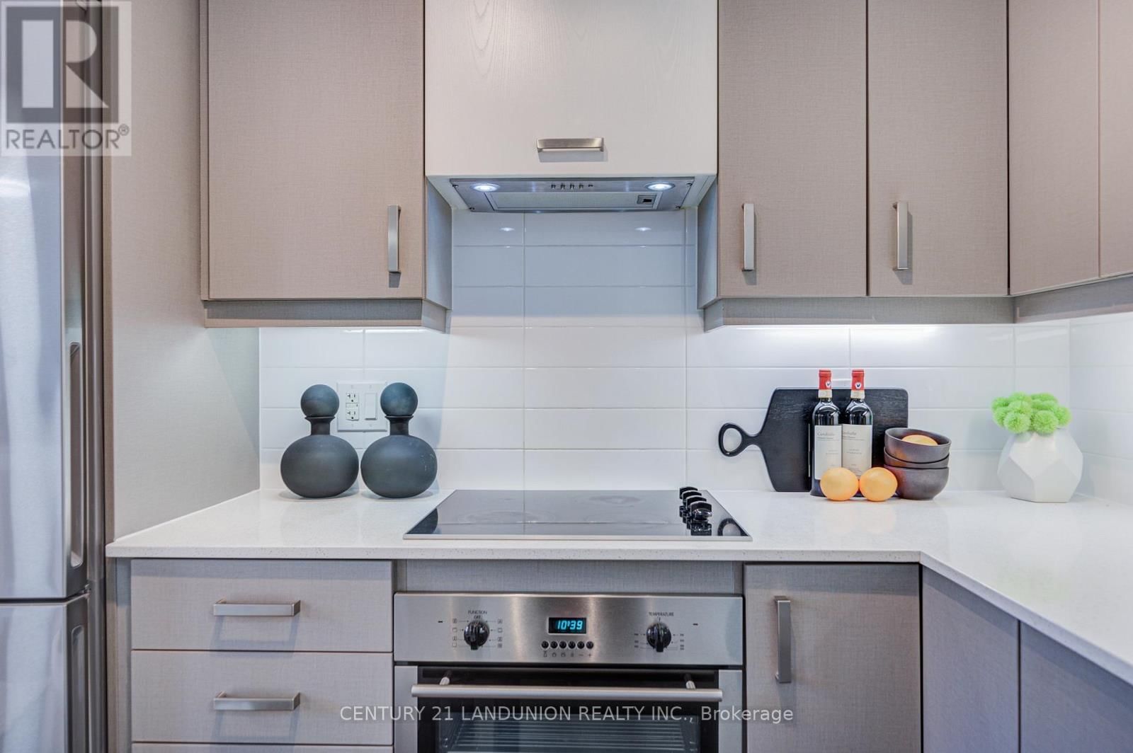 808 - 18 UPTOWN DRIVE Image 10