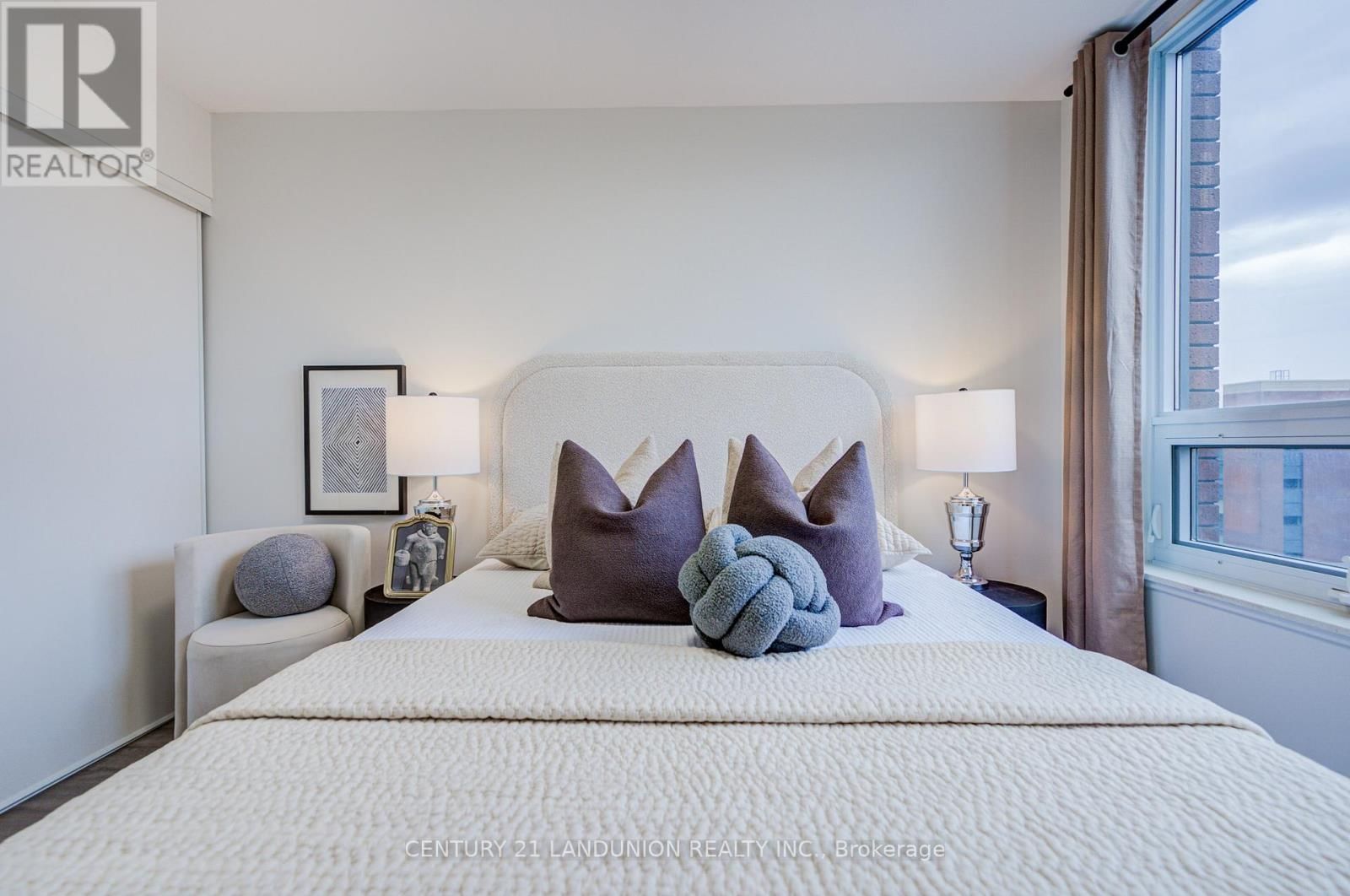 808 - 18 UPTOWN DRIVE Image 12