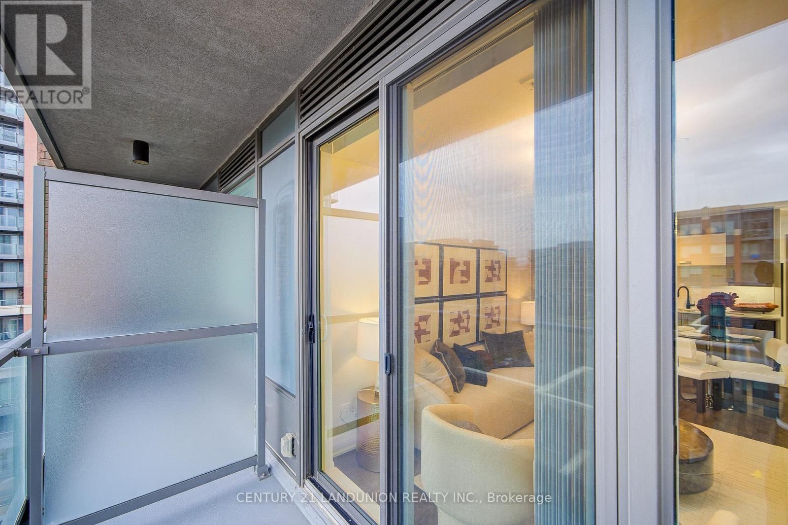 808 - 18 UPTOWN DRIVE Image 16