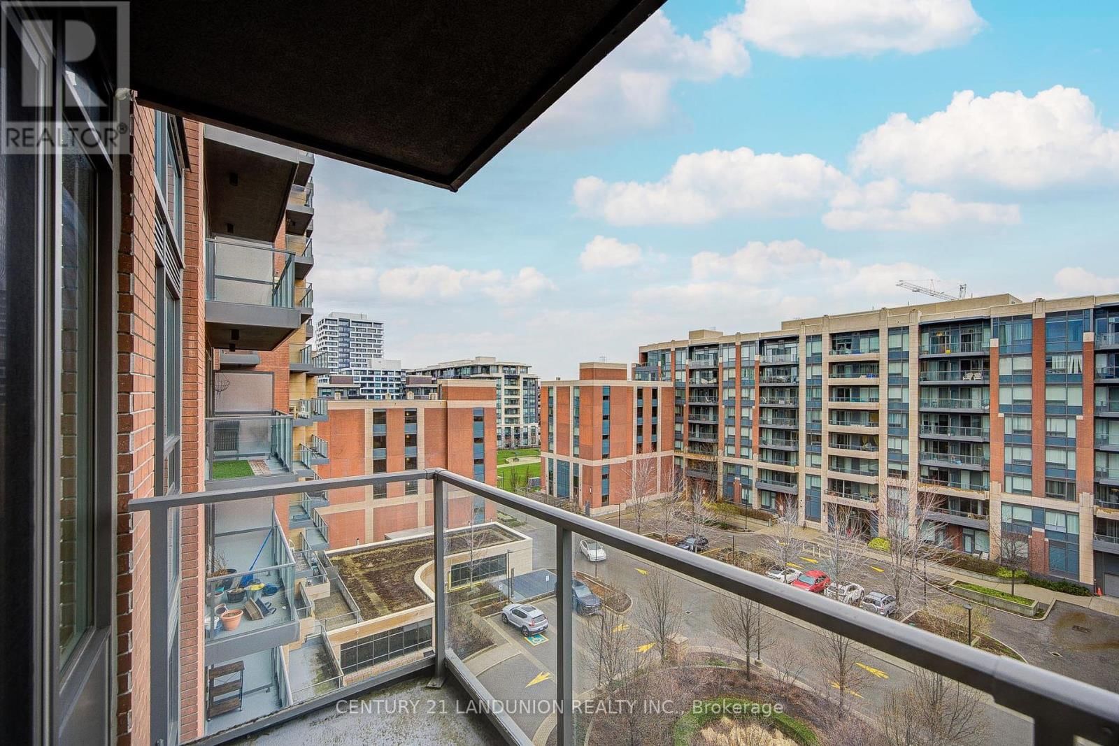 808 - 18 UPTOWN DRIVE Image 17