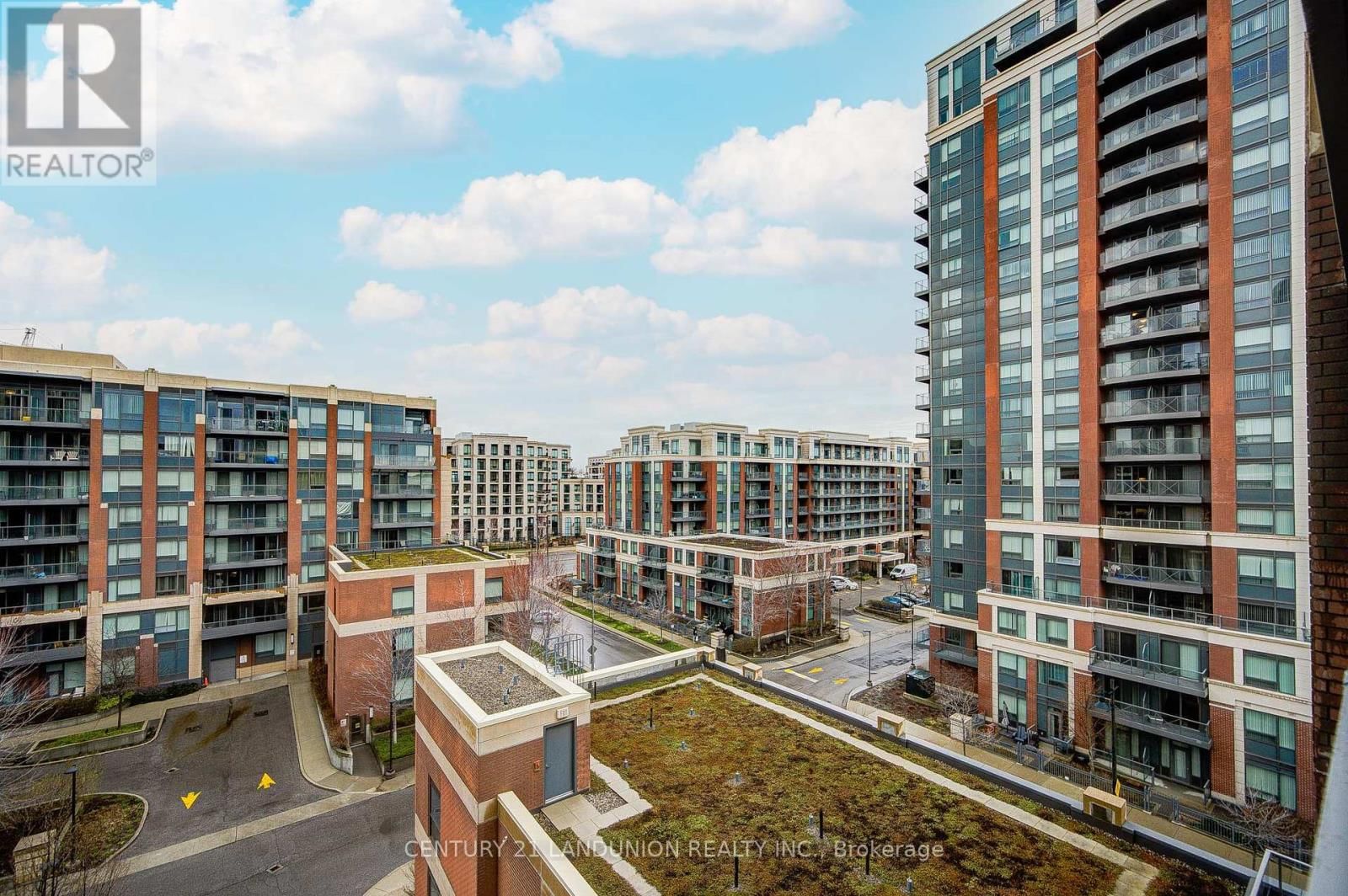 808 - 18 UPTOWN DRIVE Image 18