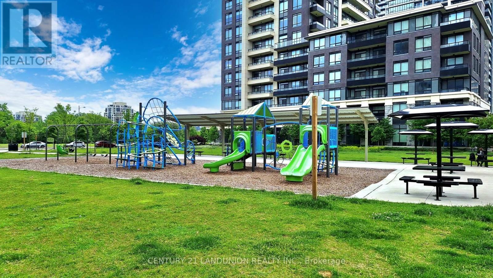 808 - 18 UPTOWN DRIVE Image 24