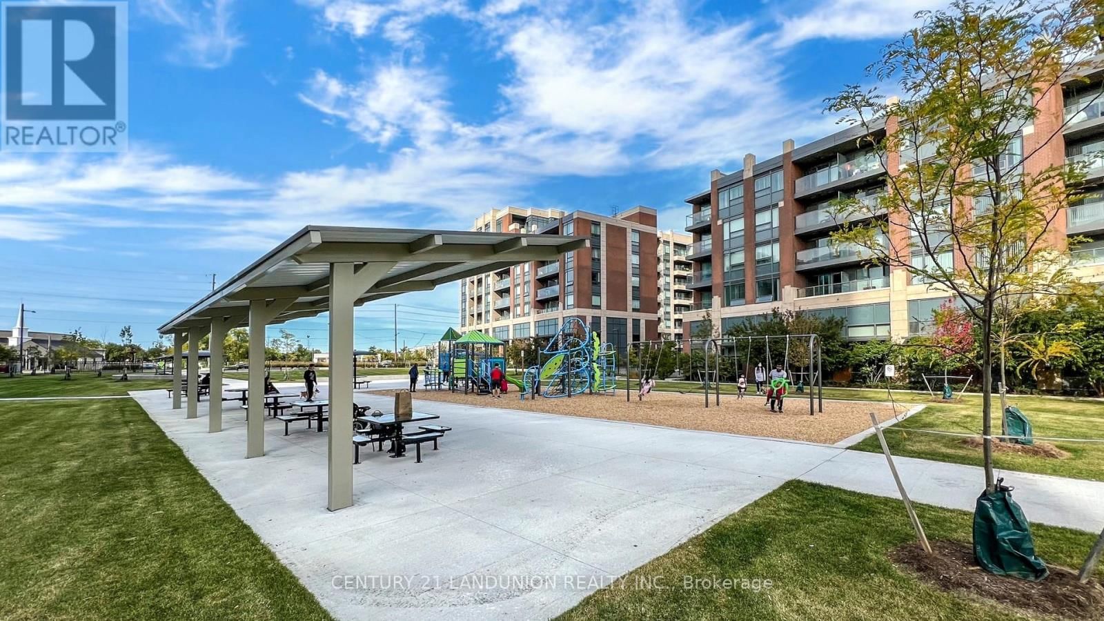 808 - 18 UPTOWN DRIVE Image 25