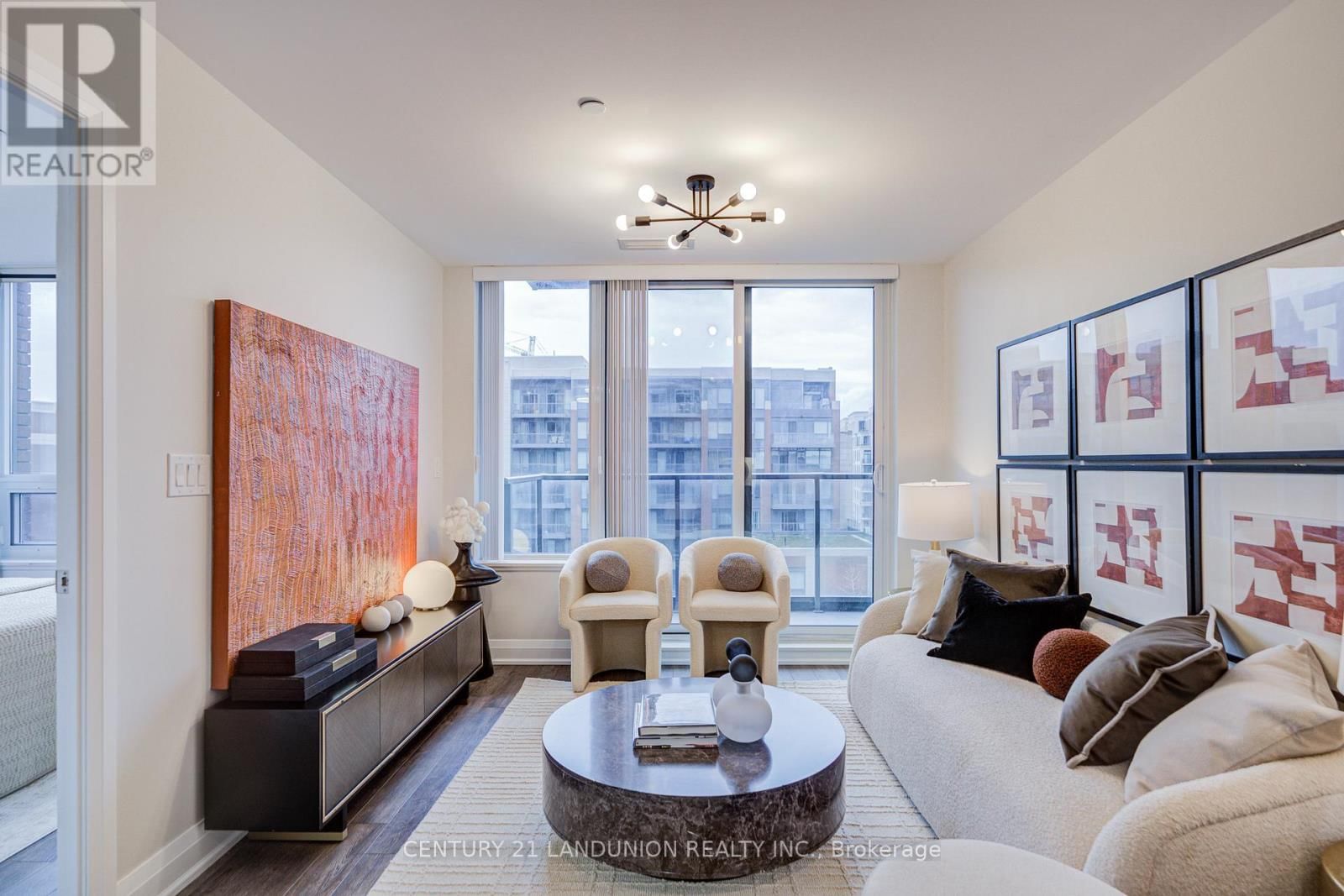 808 - 18 UPTOWN DRIVE Image 5