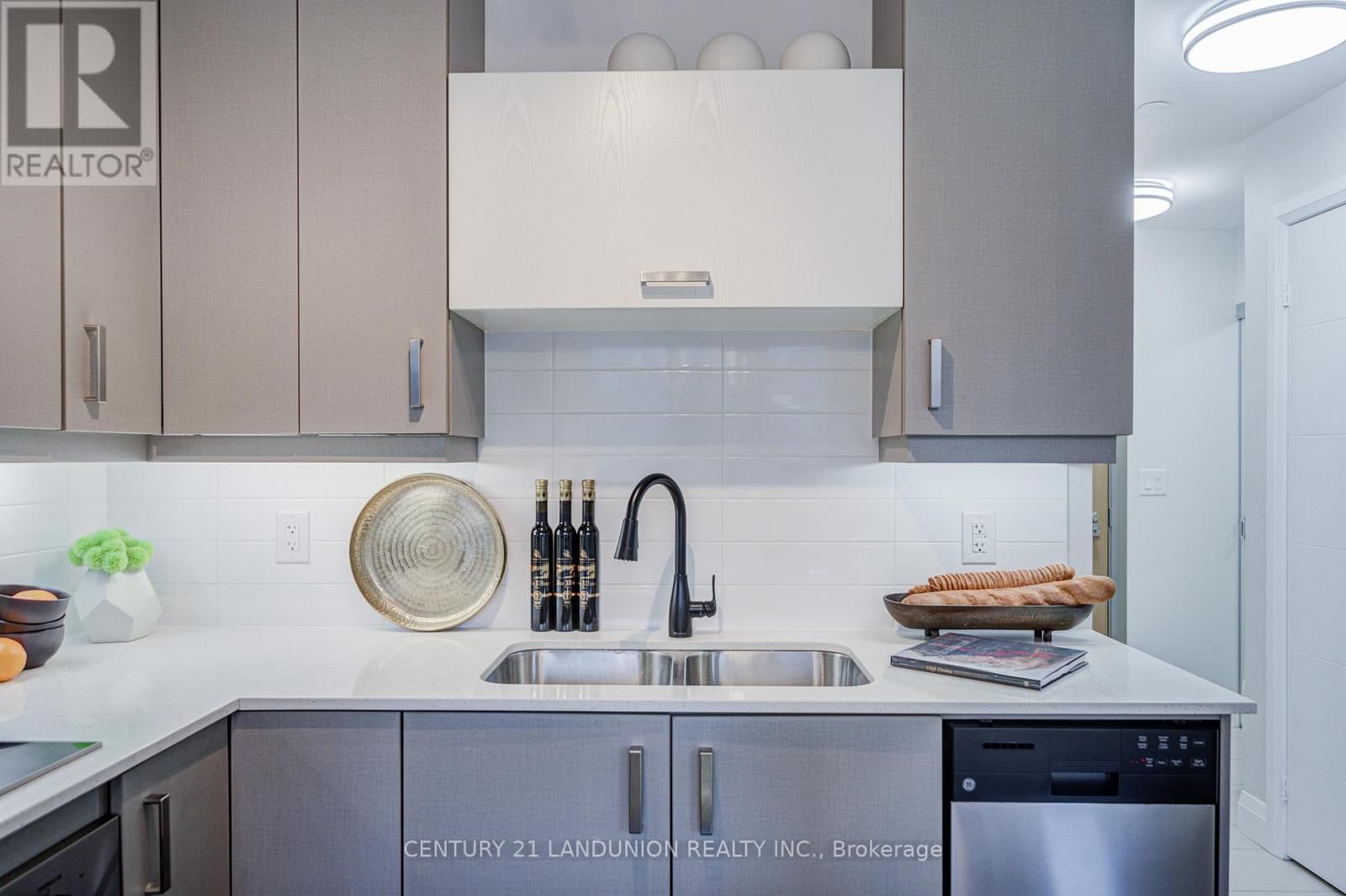 808 - 18 UPTOWN DRIVE Image 9