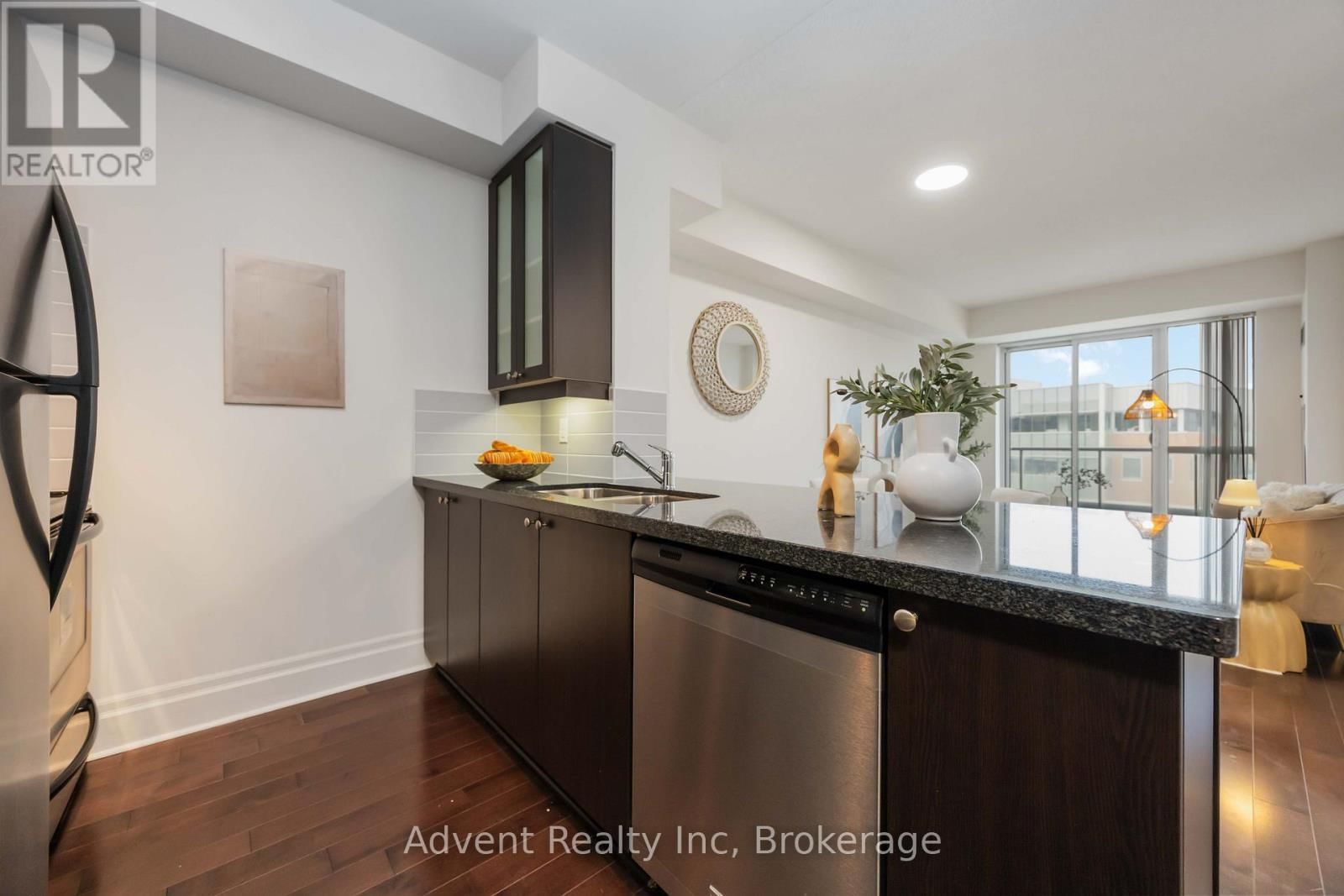 604 - 1 UPPER DUKE CRESCENT Image 10