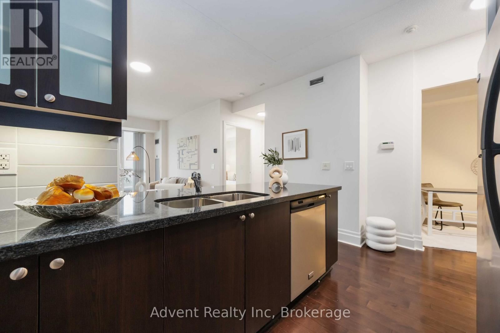 604 - 1 UPPER DUKE CRESCENT Image 11