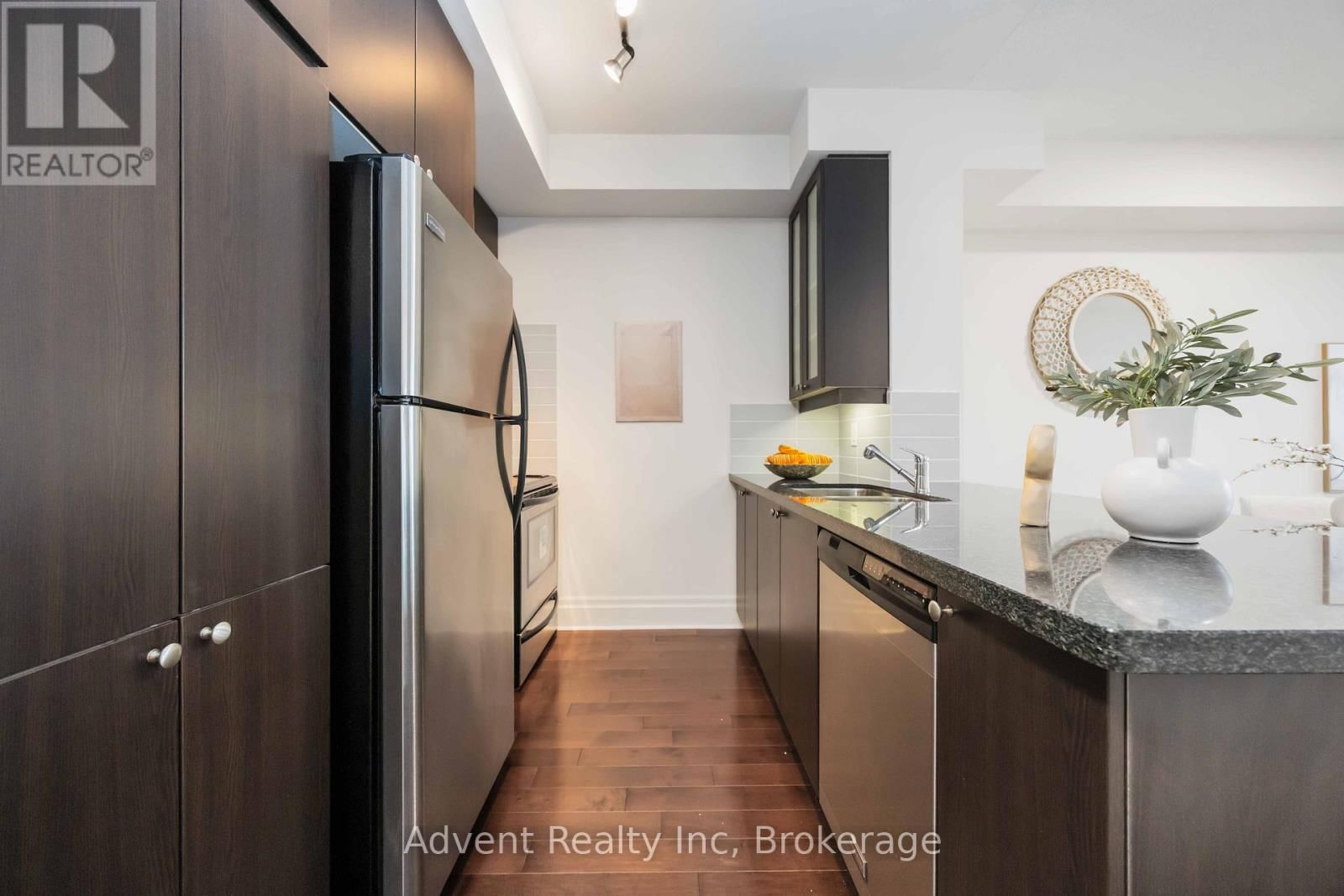 604 - 1 UPPER DUKE CRESCENT Image 12