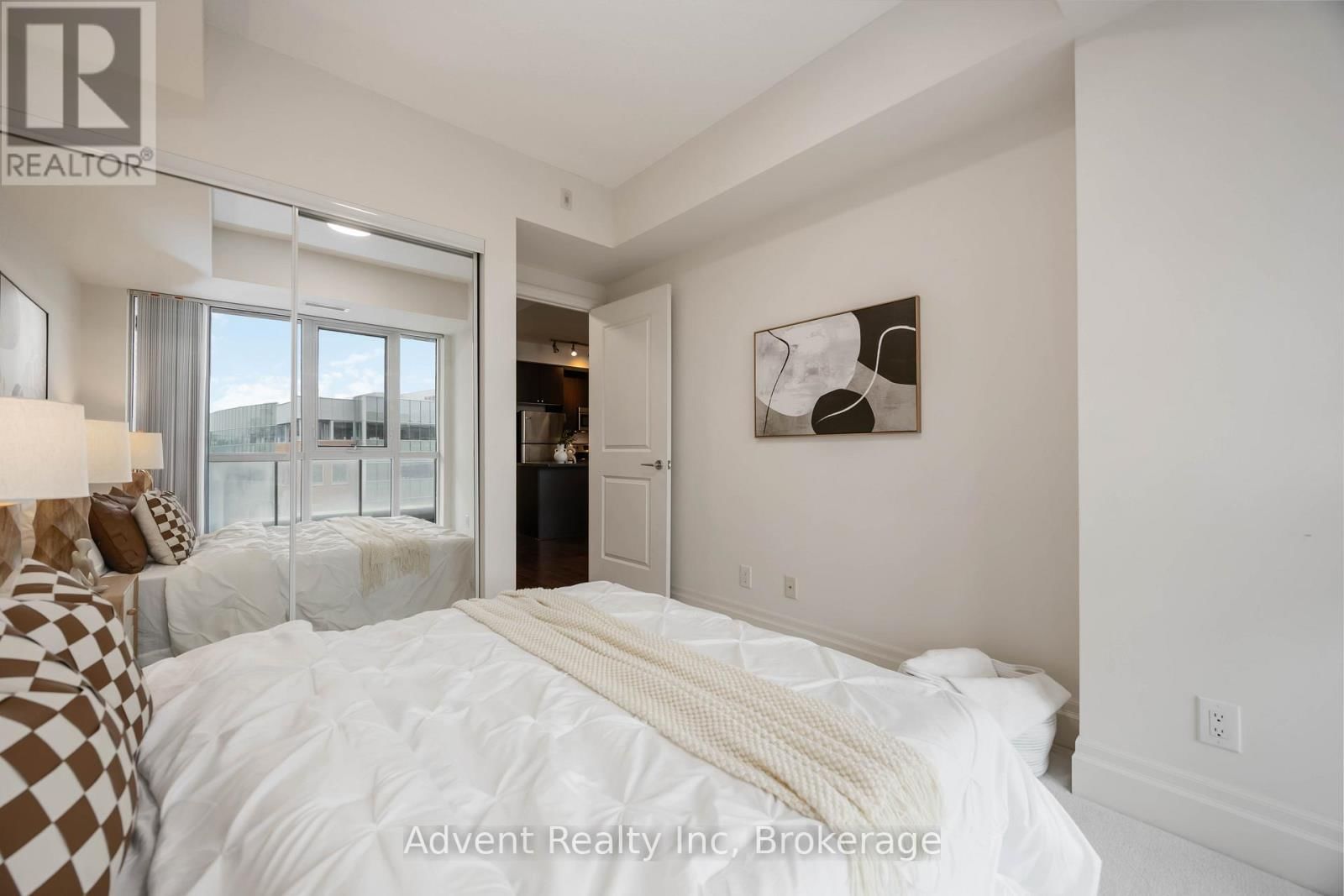 604 - 1 UPPER DUKE CRESCENT Image 27