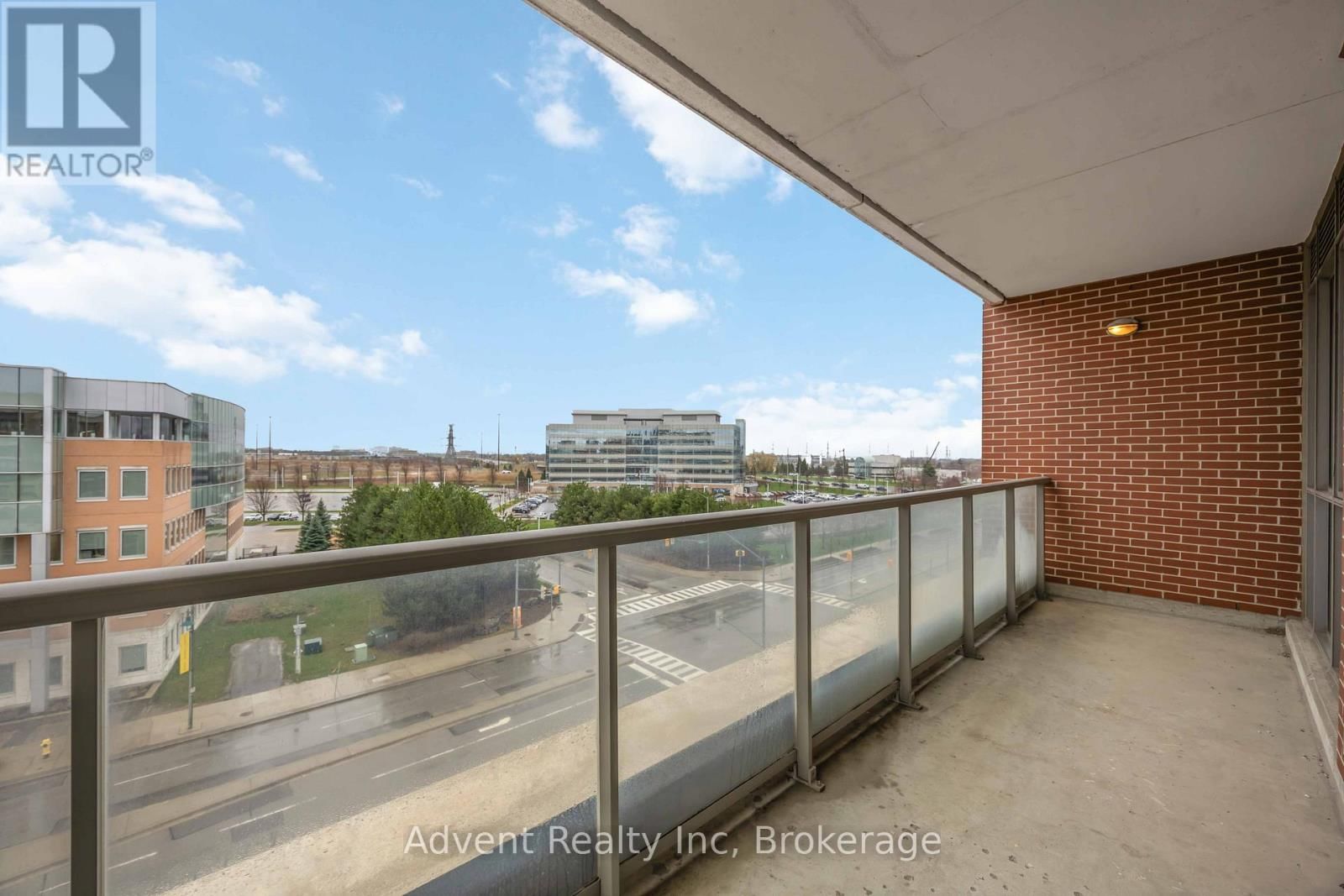 604 - 1 UPPER DUKE CRESCENT Image 32