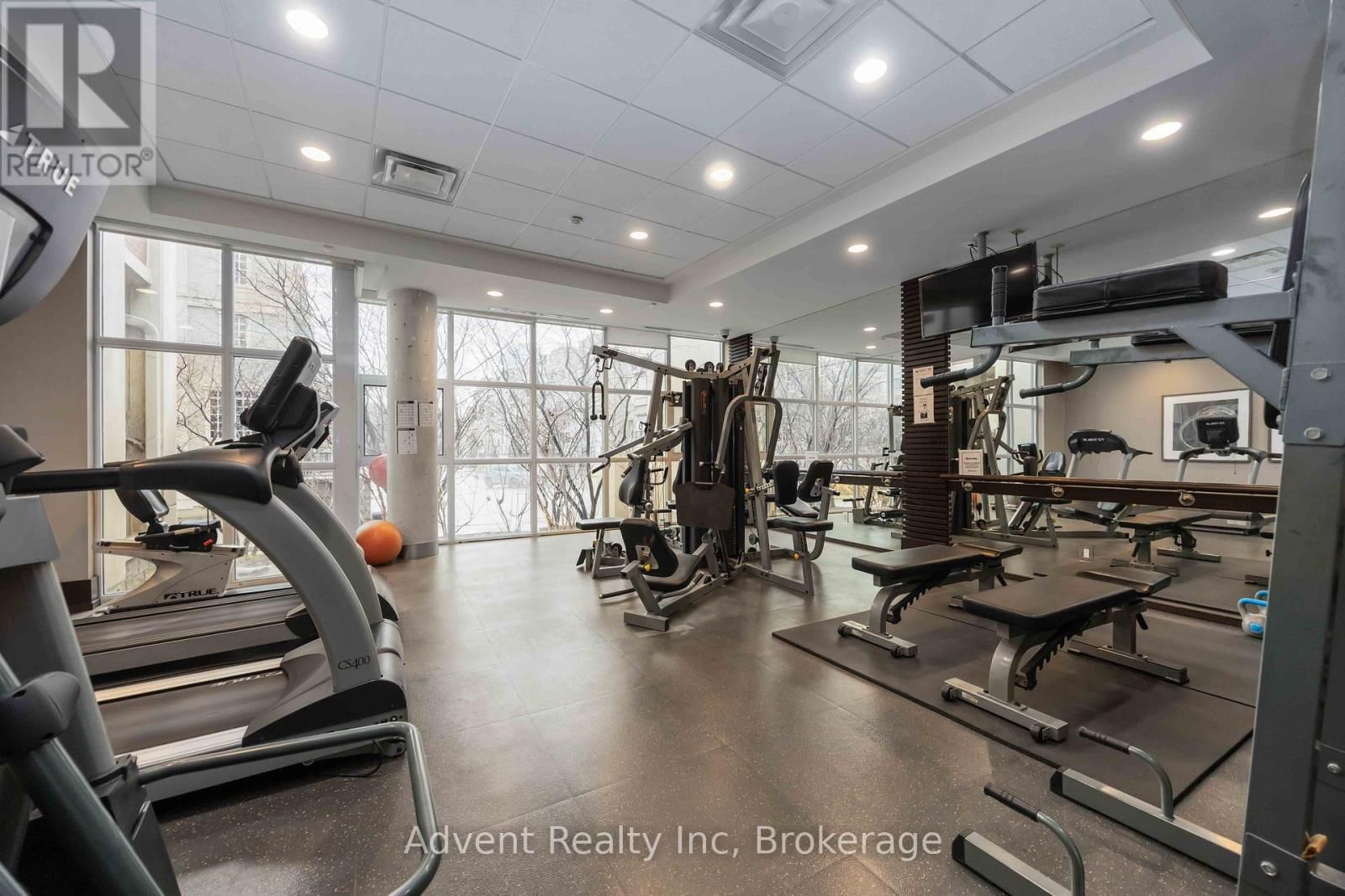 604 - 1 UPPER DUKE CRESCENT Image 34