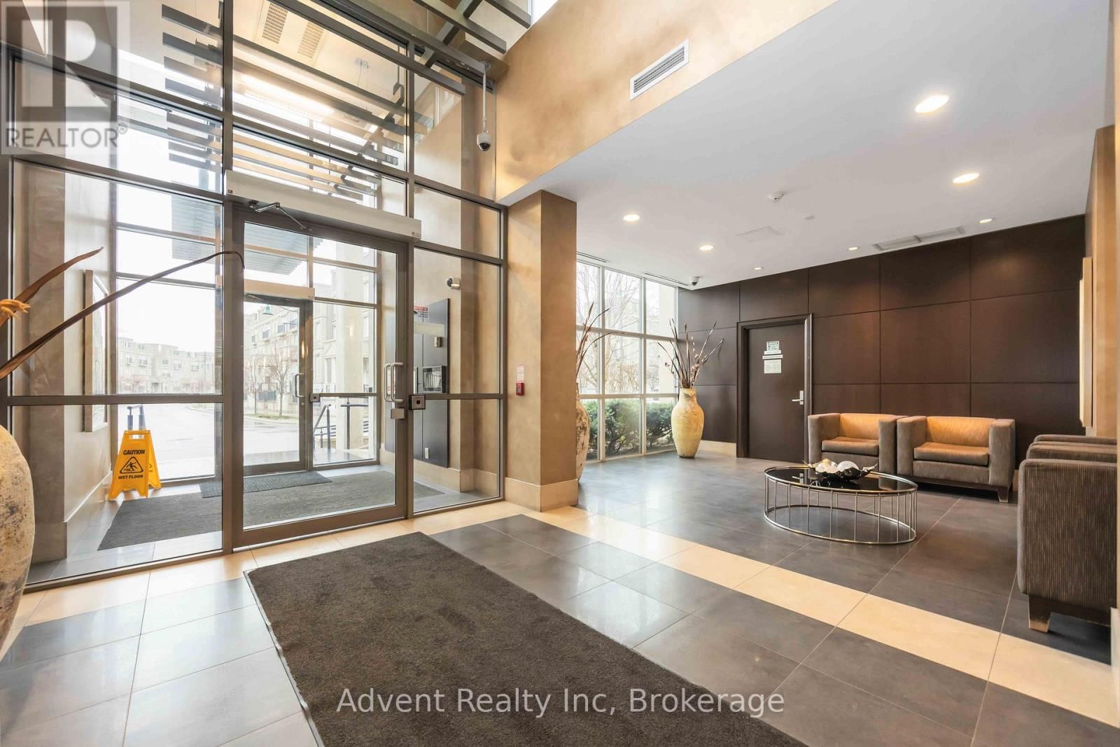 604 - 1 UPPER DUKE CRESCENT Image 4