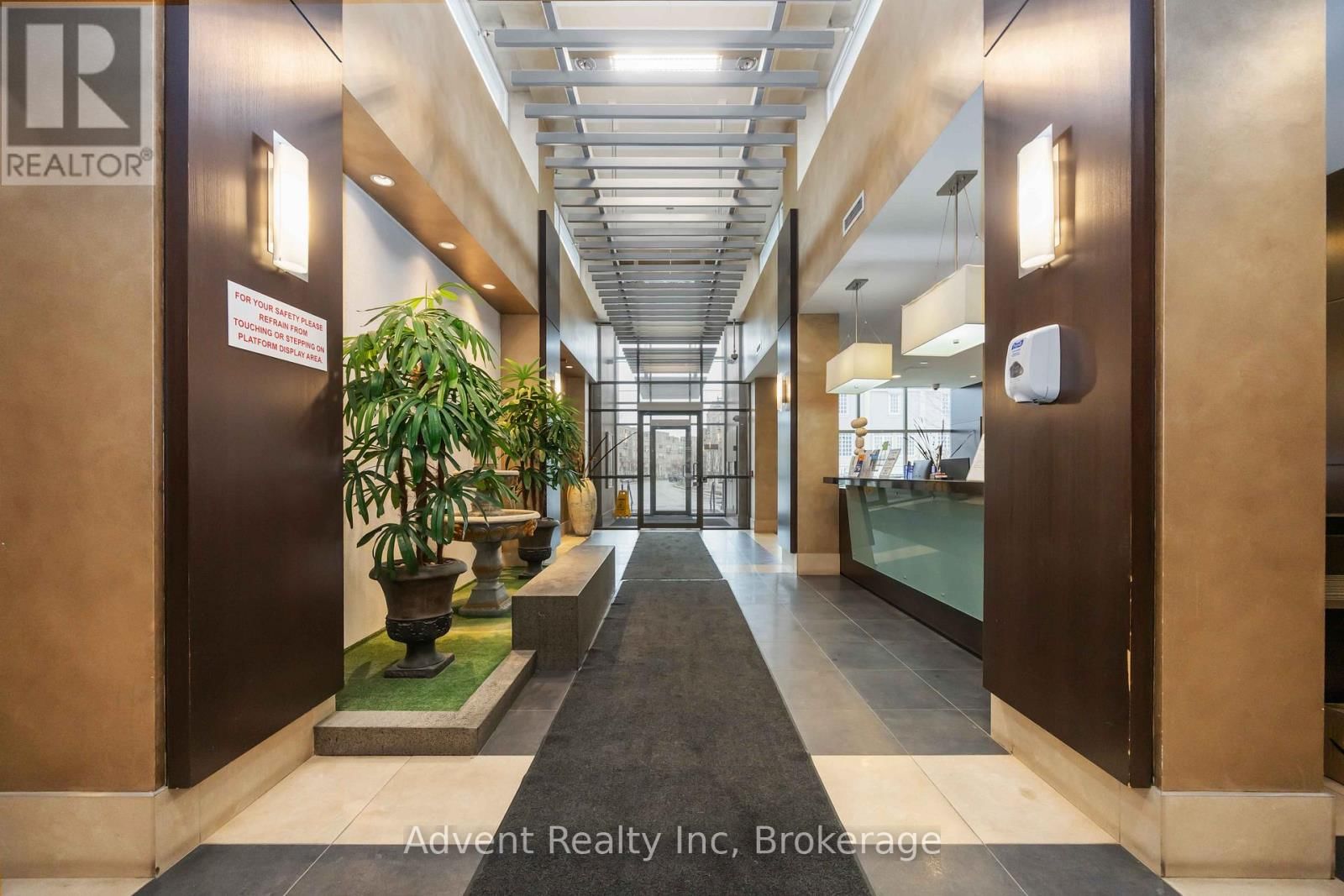 604 - 1 UPPER DUKE CRESCENT Image 5