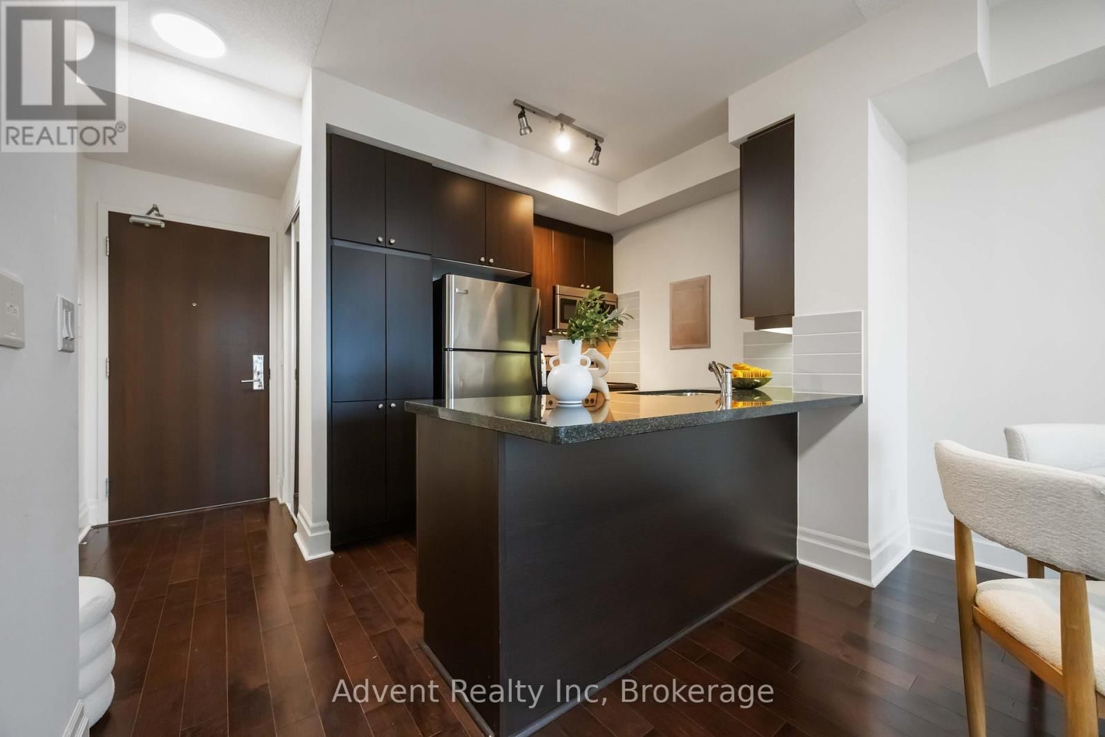 604 - 1 UPPER DUKE CRESCENT Image 6