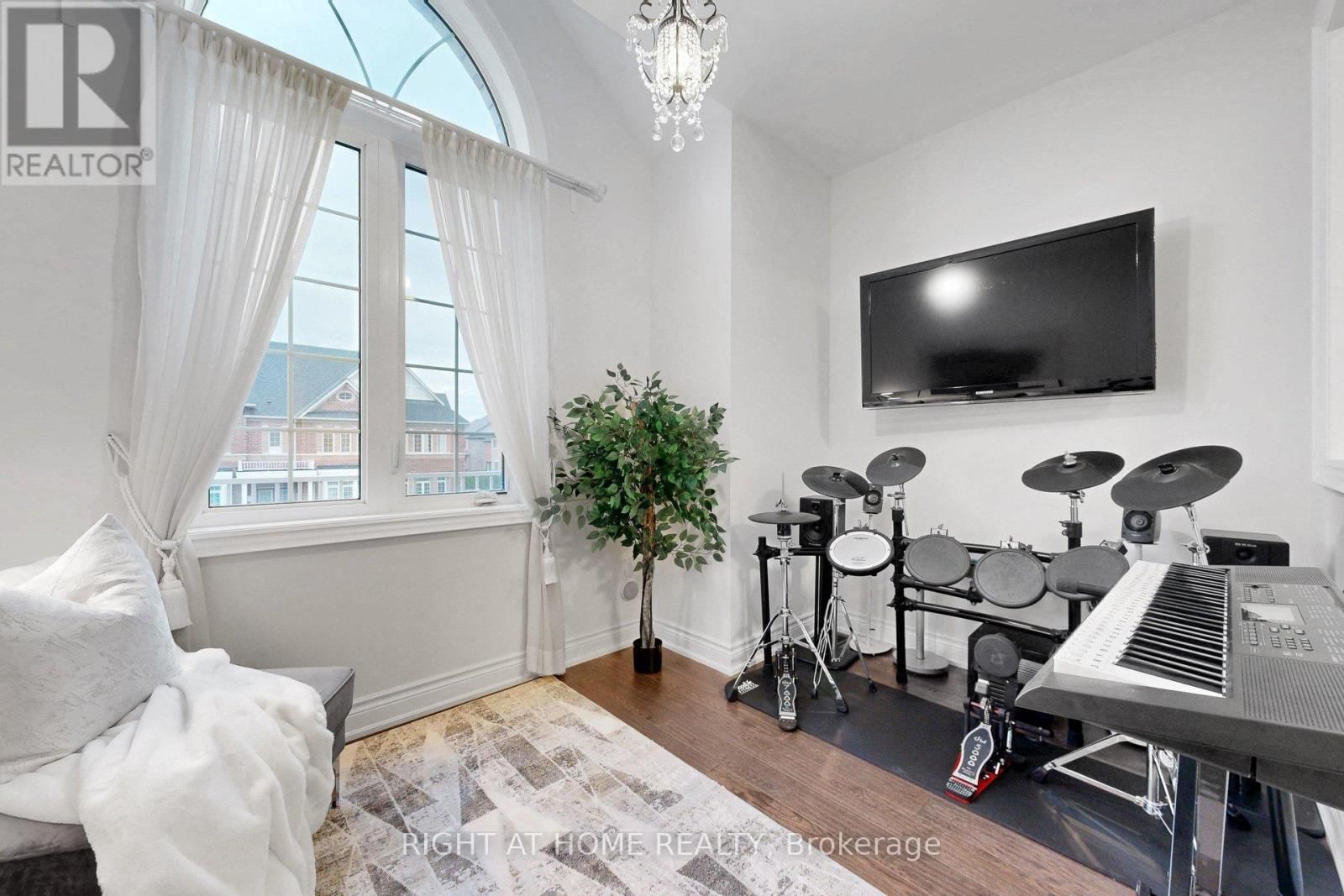 496 MACTIER DRIVE Image 25