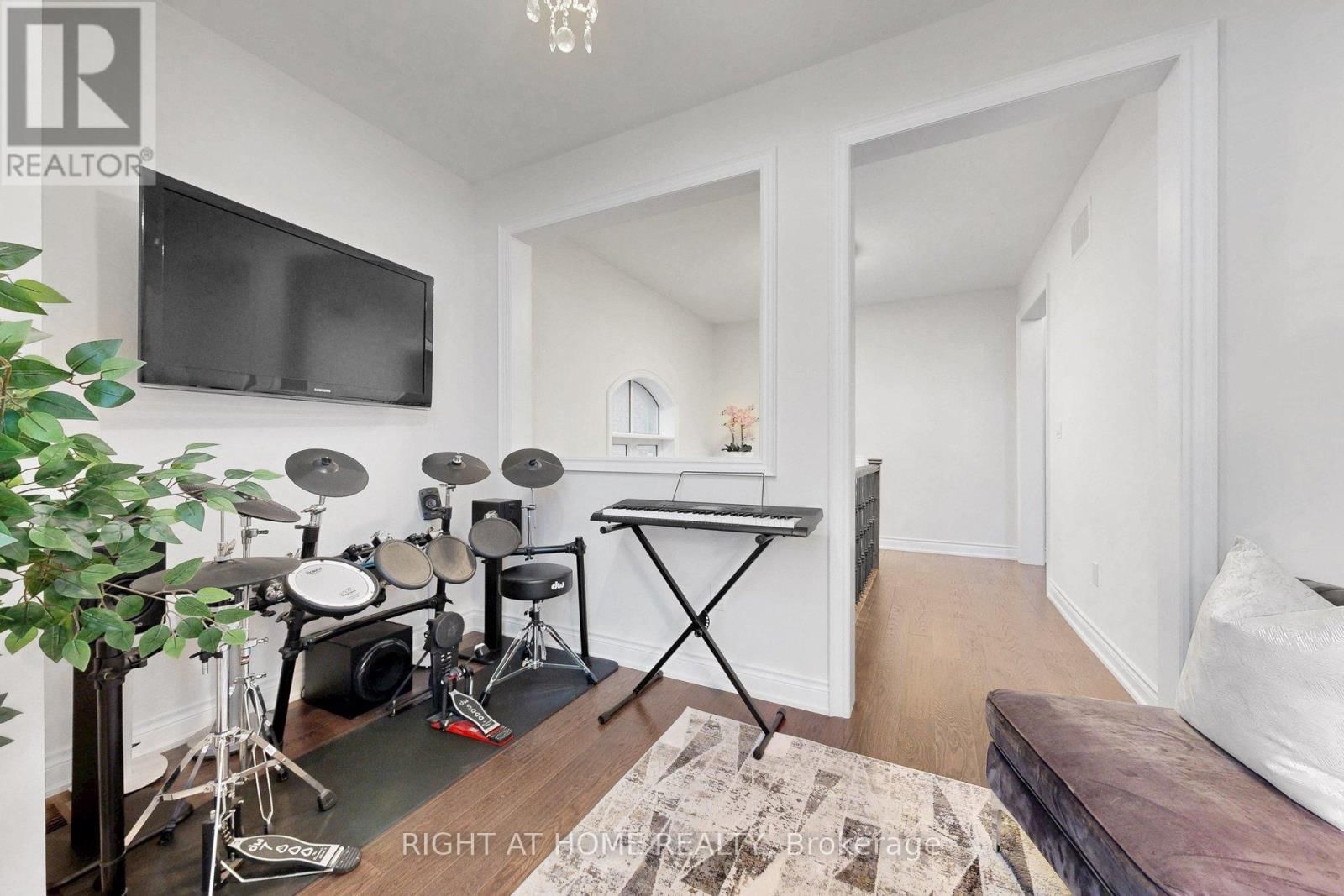 496 MACTIER DRIVE Image 26