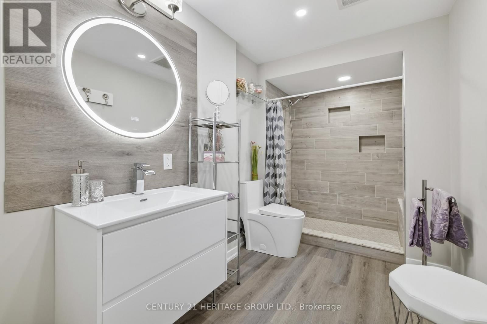 136 RIVEREDGE DRIVE Image 24