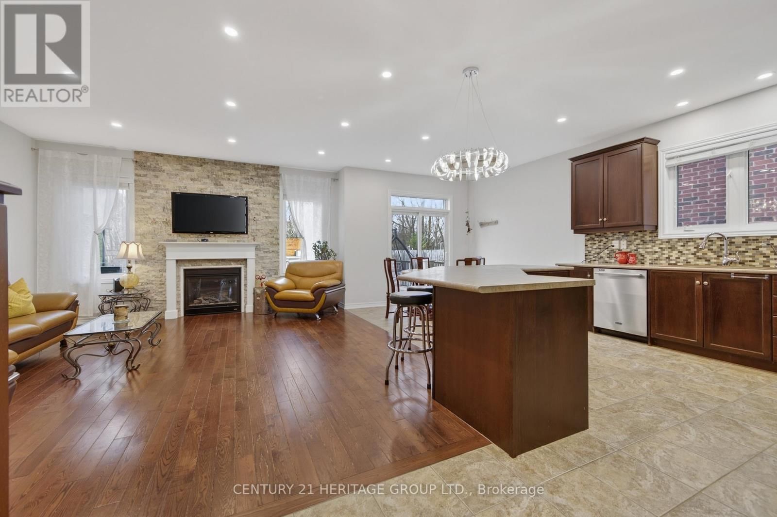 136 RIVEREDGE DRIVE Image 7