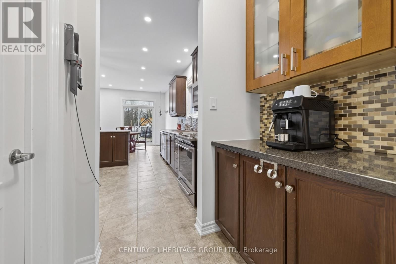 136 RIVEREDGE DRIVE Image 8