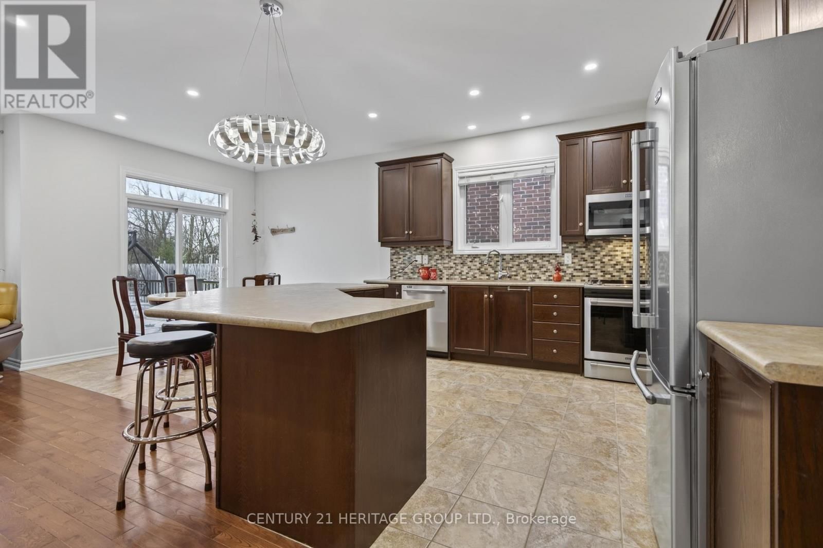 136 RIVEREDGE DRIVE Image 9