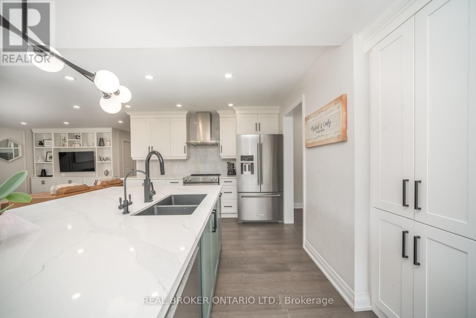 1879 ASHWOOD AVENUE Image 13