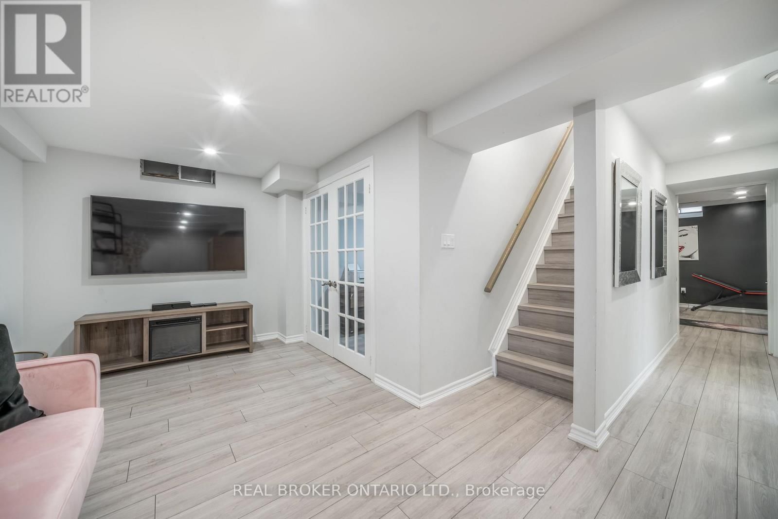 1879 ASHWOOD AVENUE Image 26