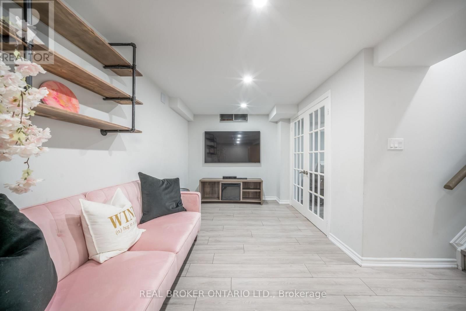 1879 ASHWOOD AVENUE Image 27