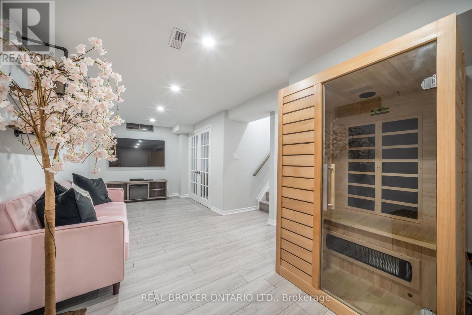 1879 ASHWOOD AVENUE Image 28