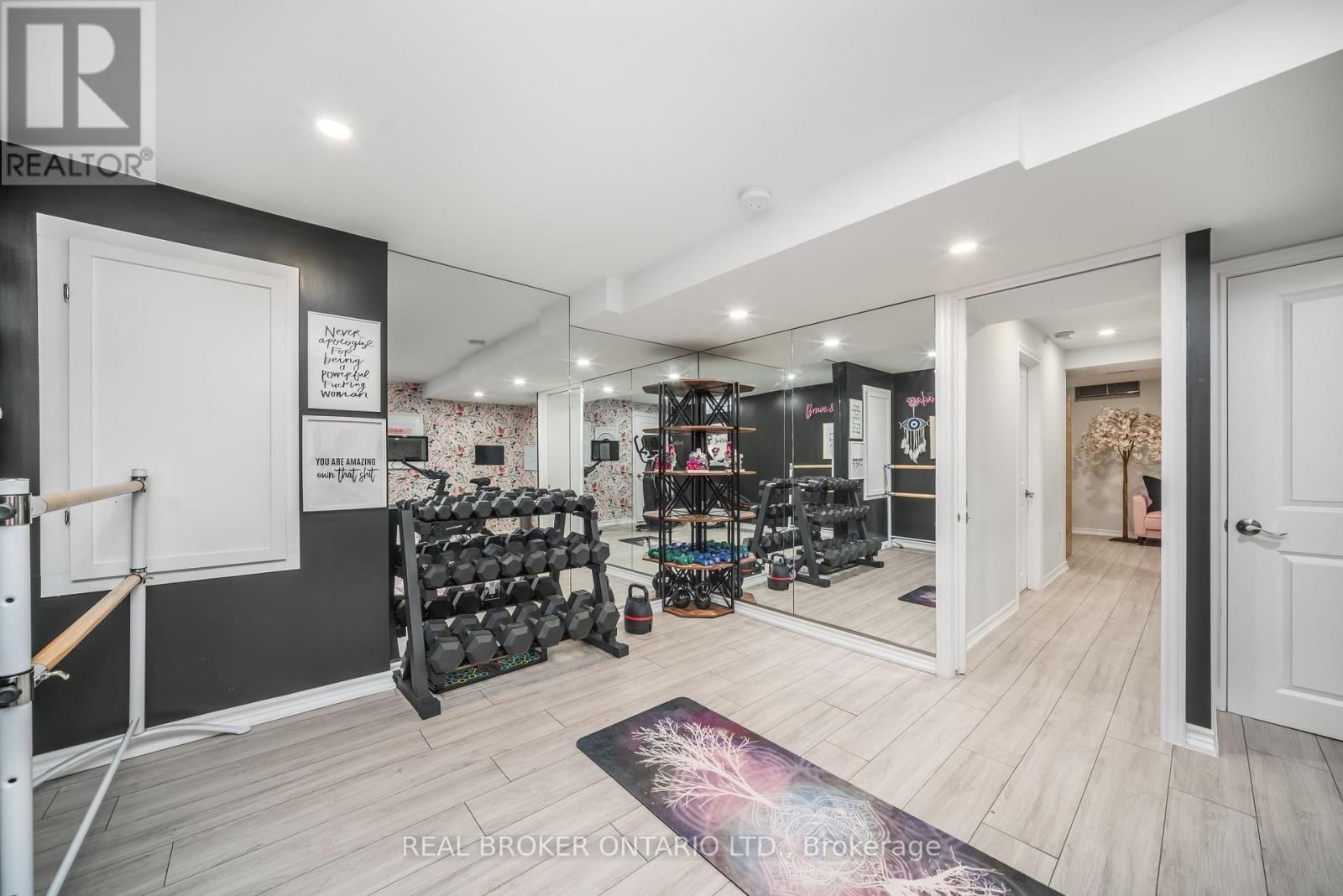 1879 ASHWOOD AVENUE Image 29