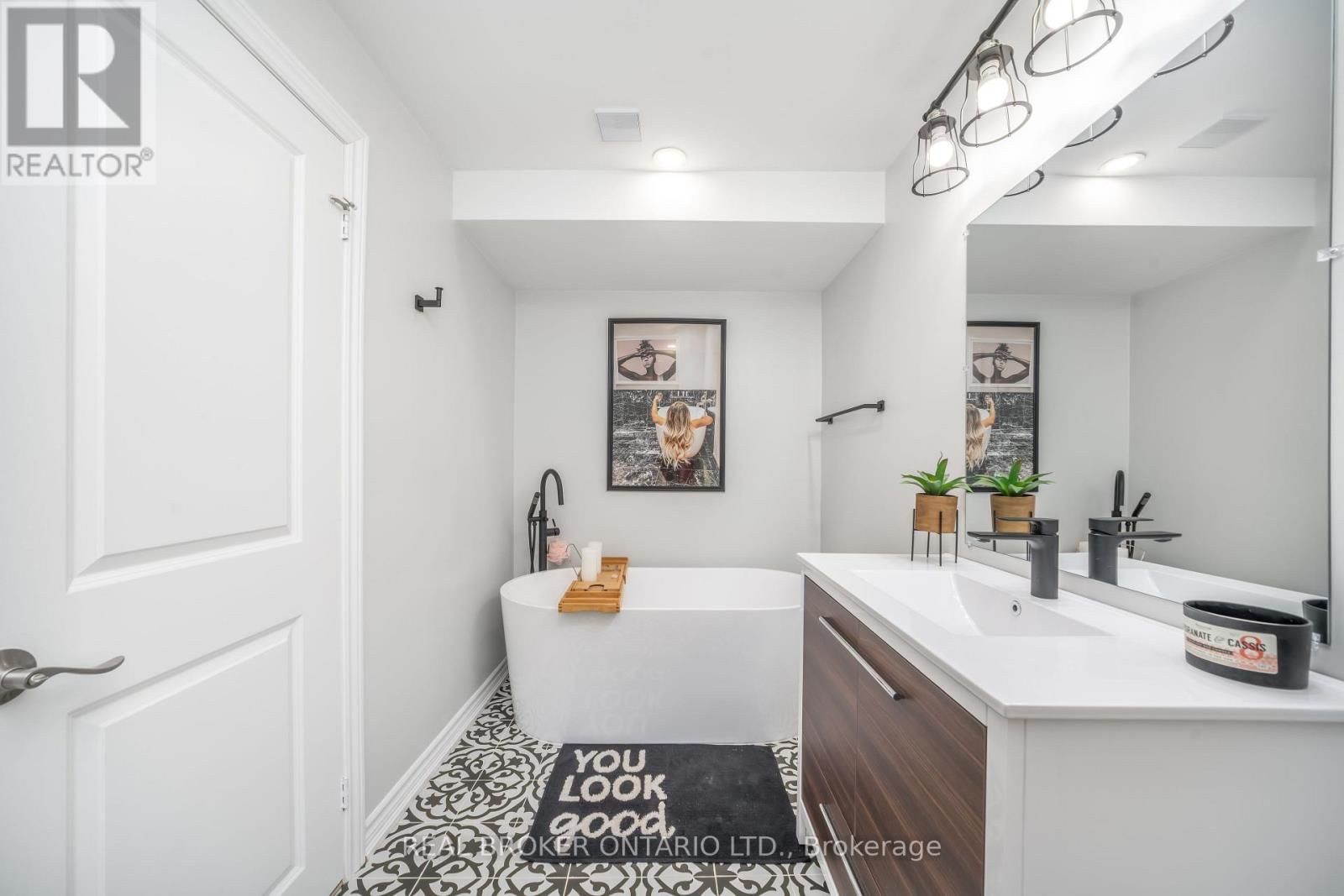 1879 ASHWOOD AVENUE Image 32