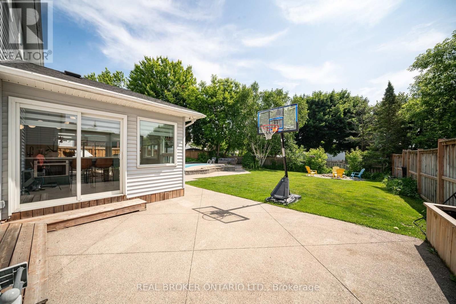 1879 ASHWOOD AVENUE Image 33