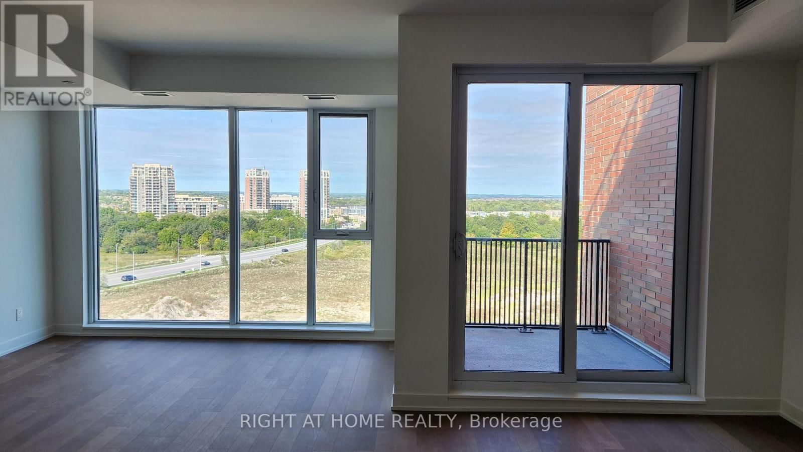 913 - 38 SIMCOE PROMENADE Image 3