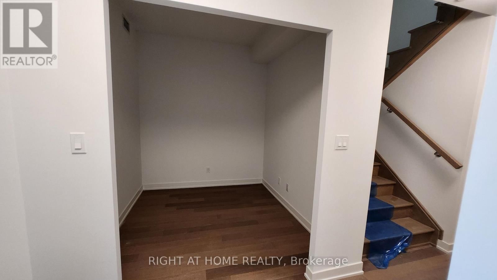 913 - 38 SIMCOE PROMENADE Image 4