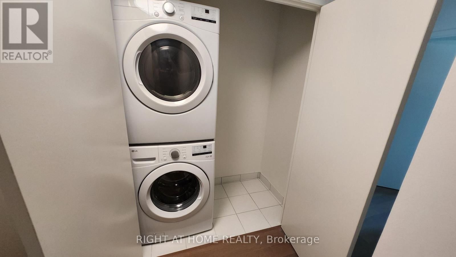 913 - 38 SIMCOE PROMENADE Image 8