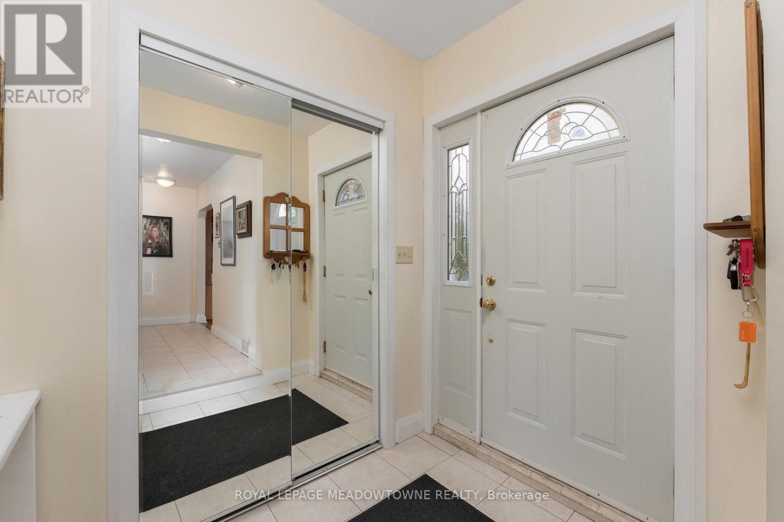 208 MARTIN STREET Image 10