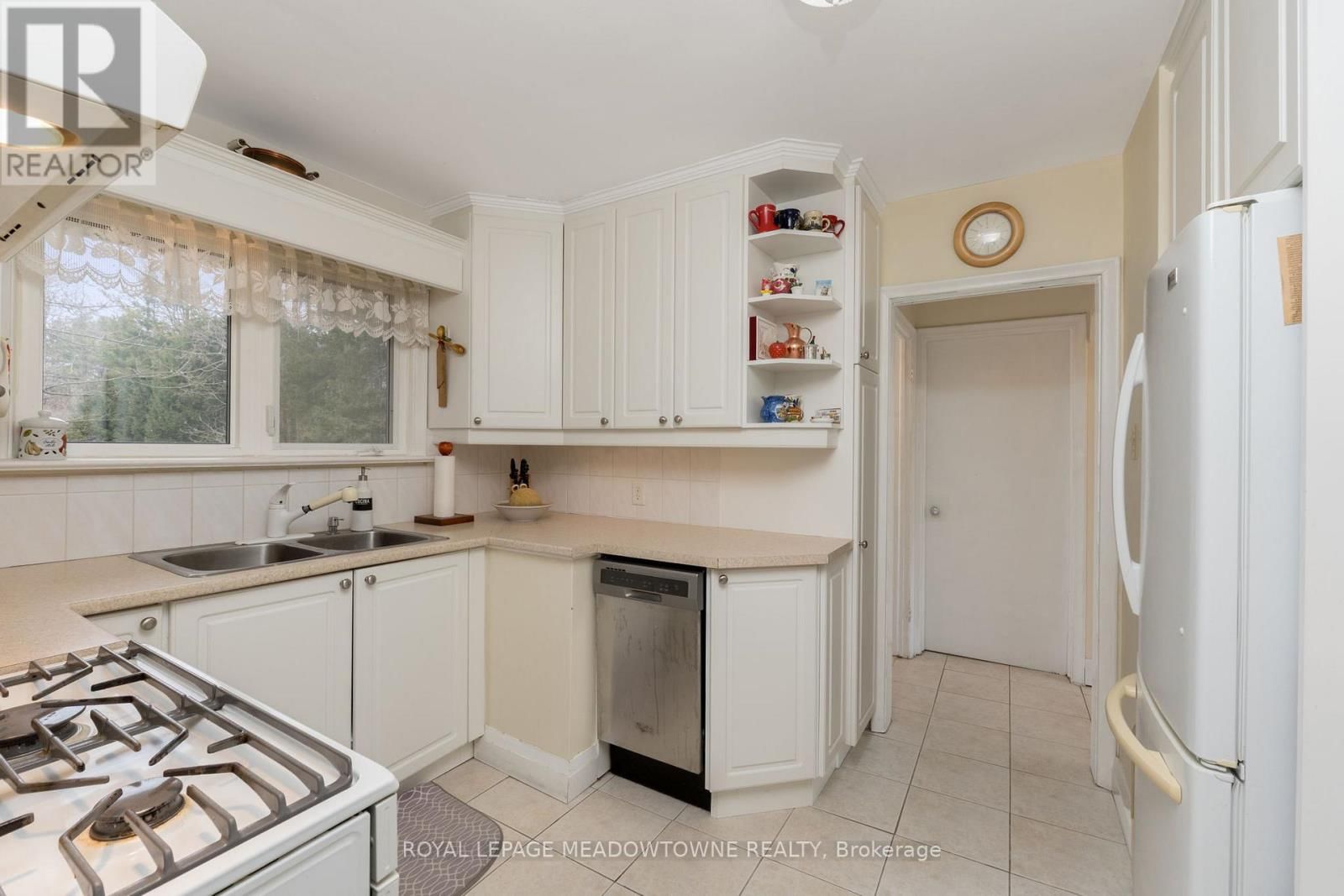 208 MARTIN STREET Image 17