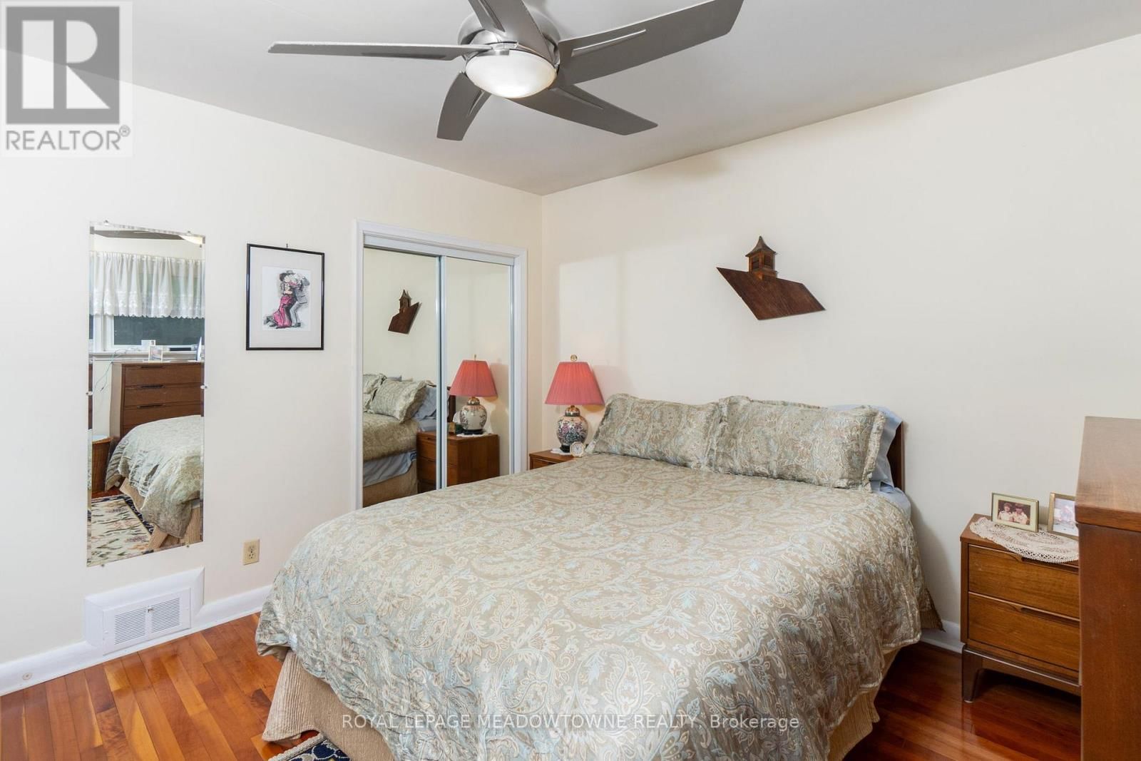 208 MARTIN STREET Image 21