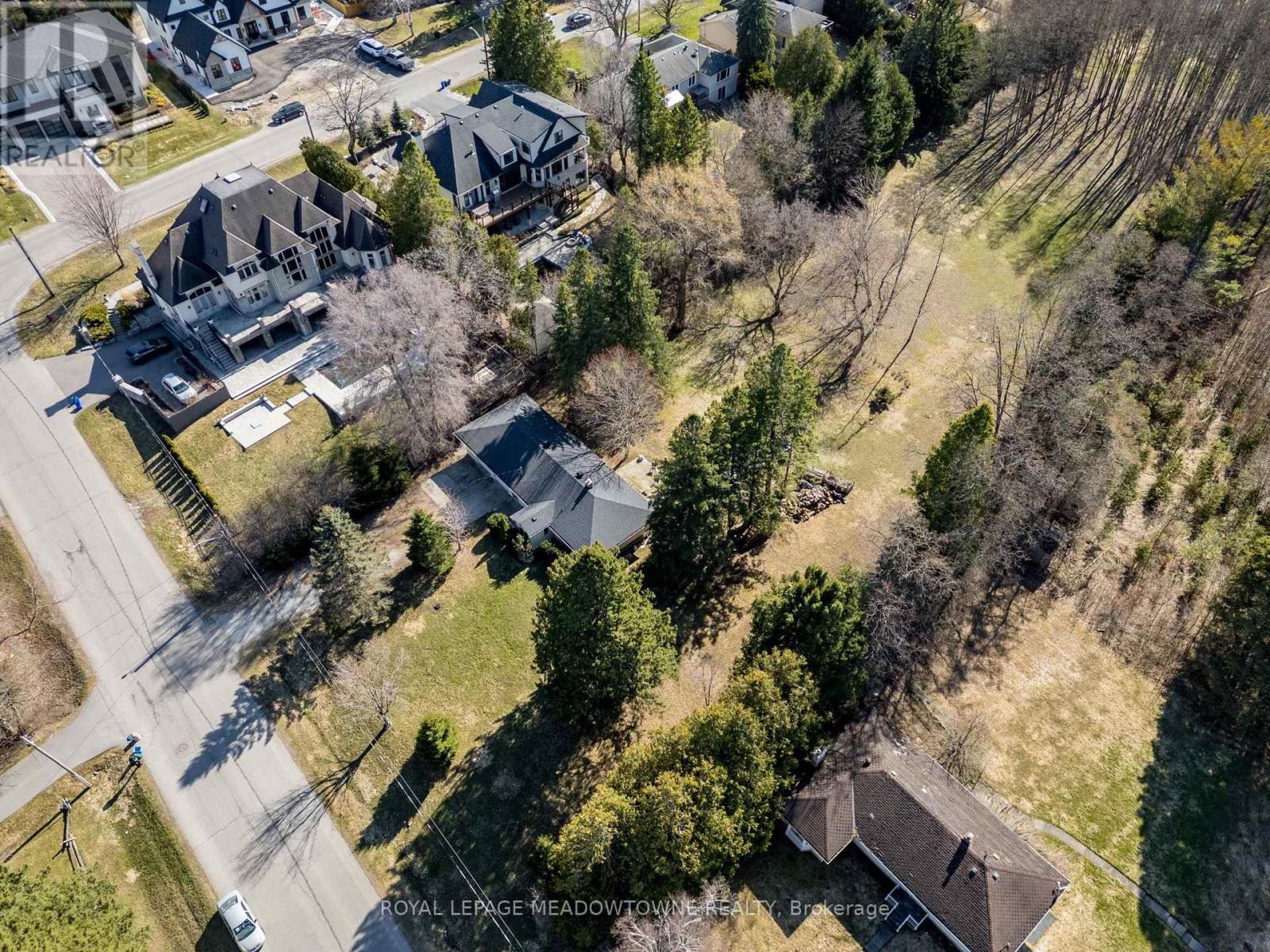 208 MARTIN STREET Image 36