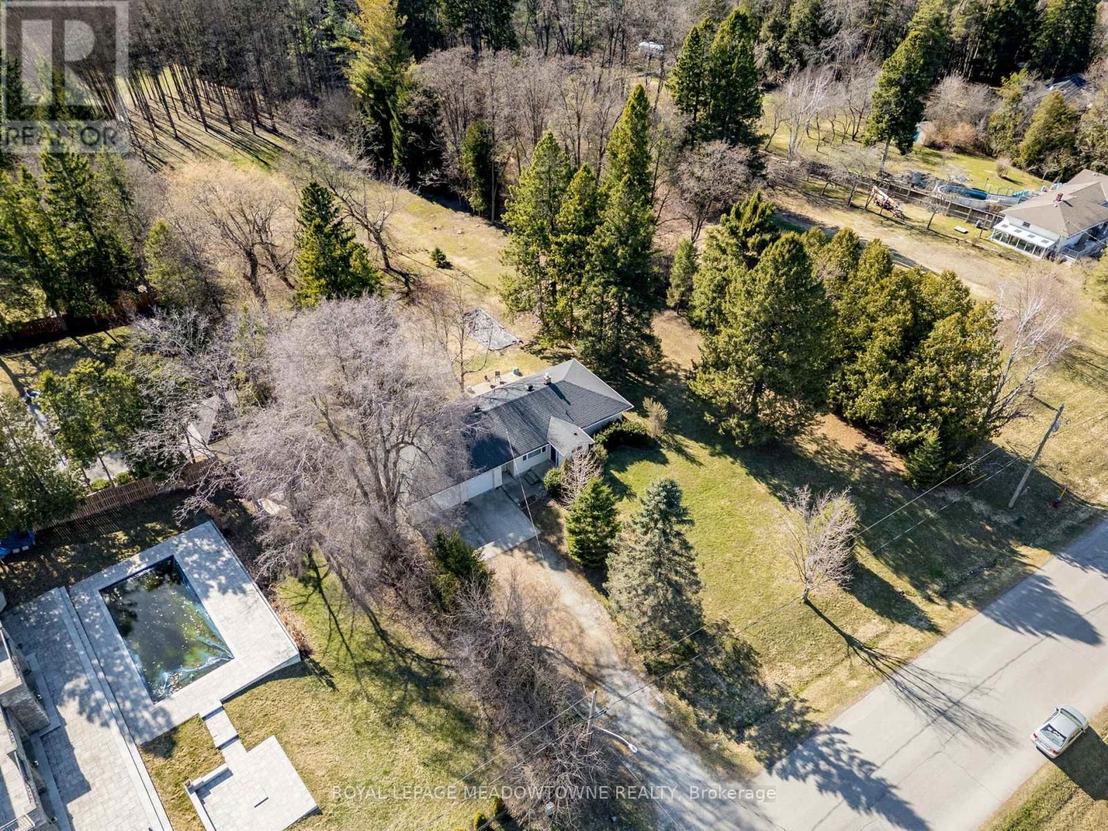 208 MARTIN STREET Image 37